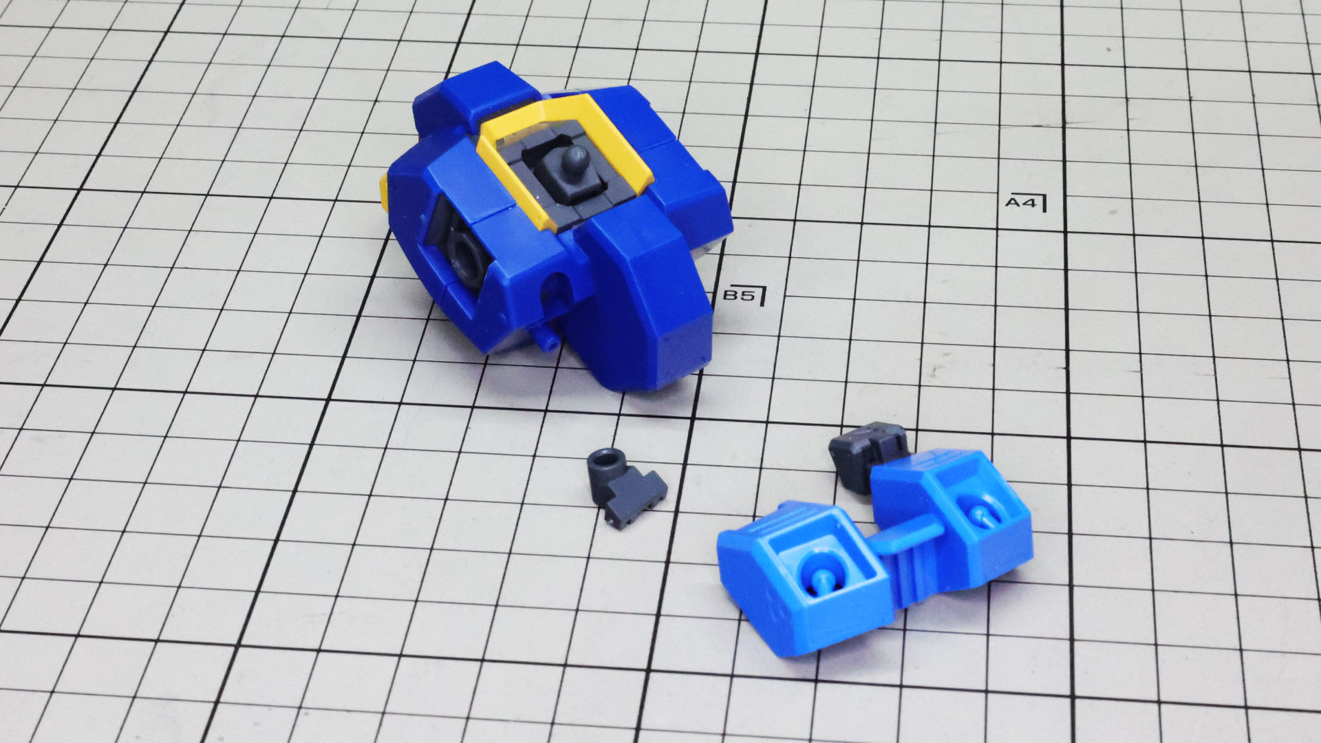 胴体背面部にアームの接続部を取り付けます