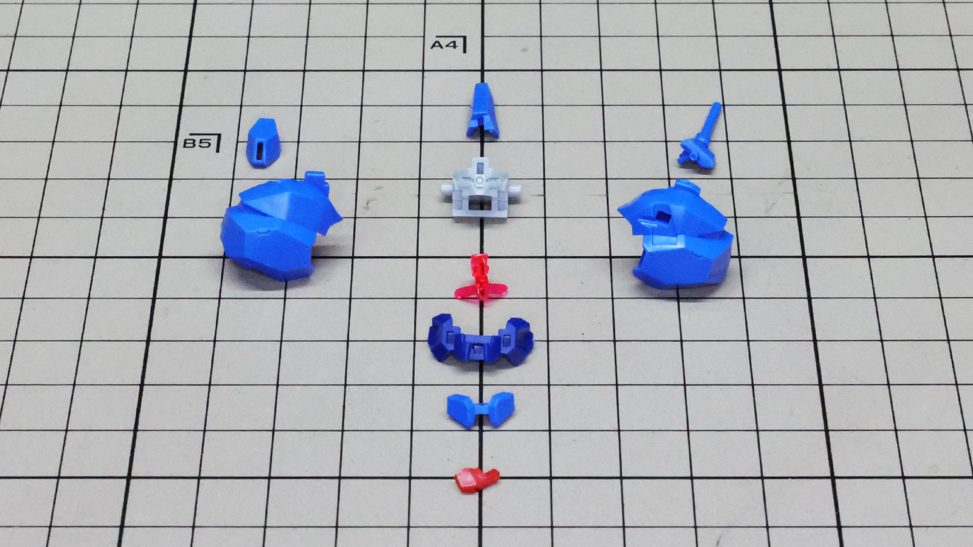 左右ヘルメットは大きく、メカフレームは細かく設計されています