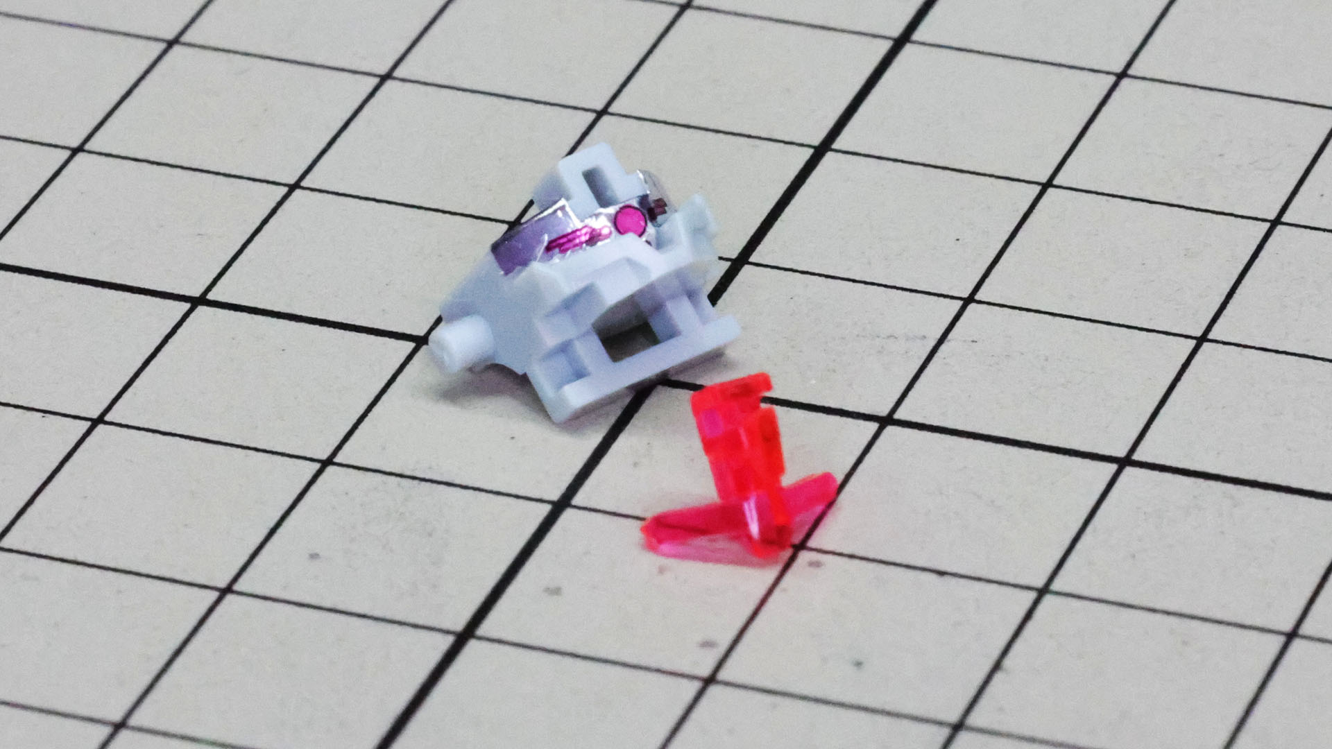 メカフレームにセンサーを表現するシールを貼ってクリアーパーツで保護します