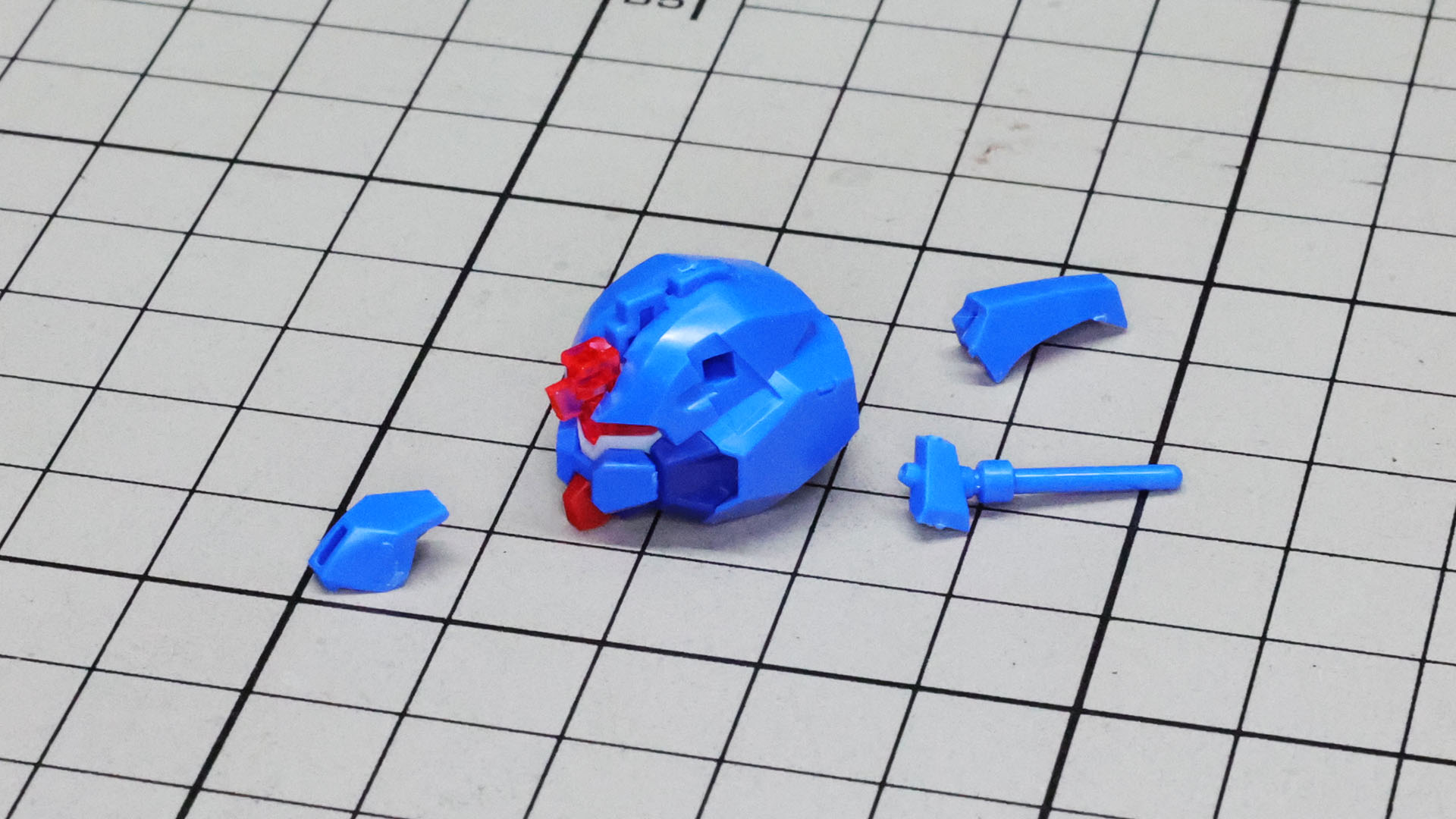 左右からヘルメットとアンテナ類を取り付けていきます