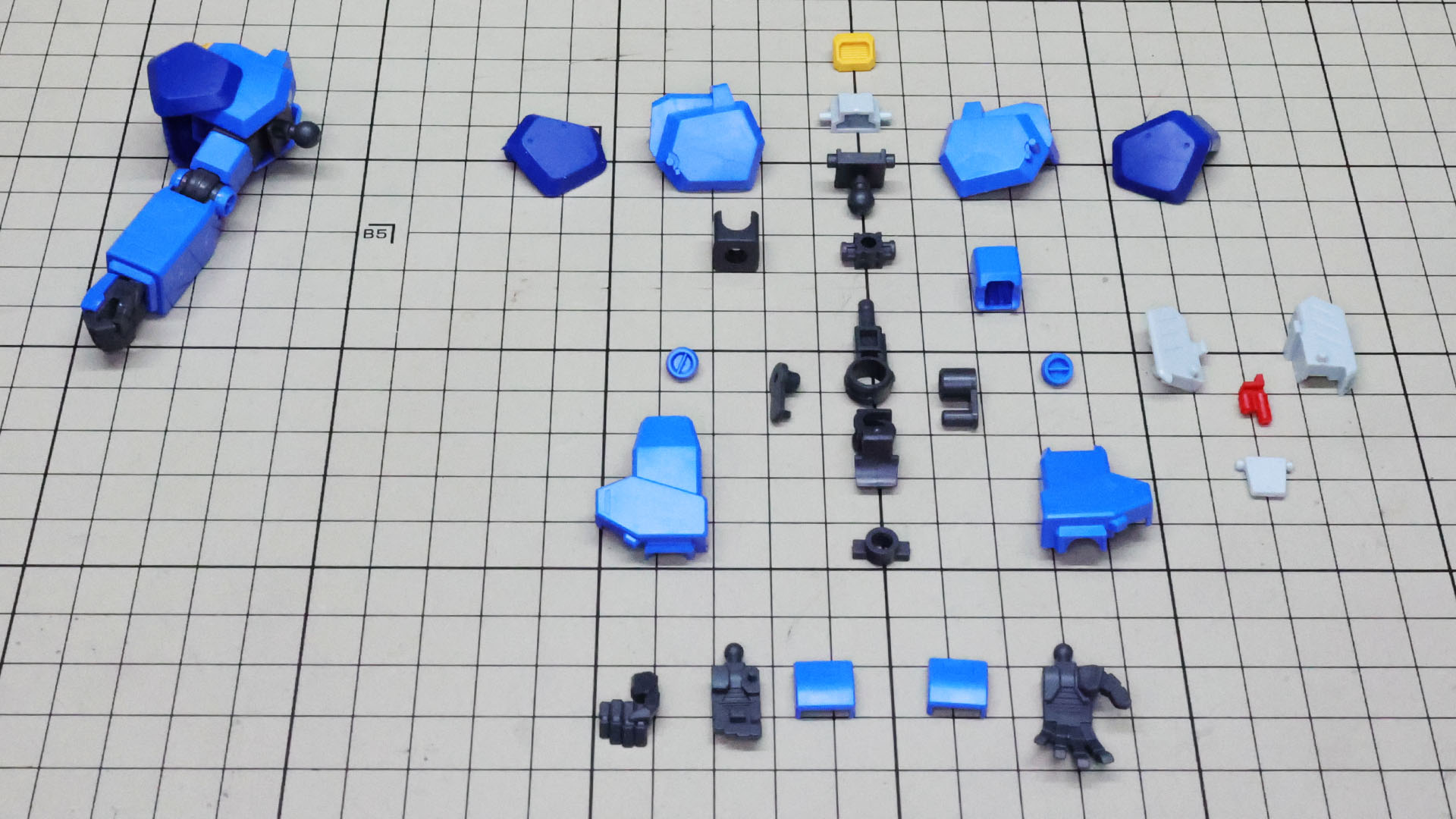 右腕を組んであります。肘関節の構造に注目のパーツ群です