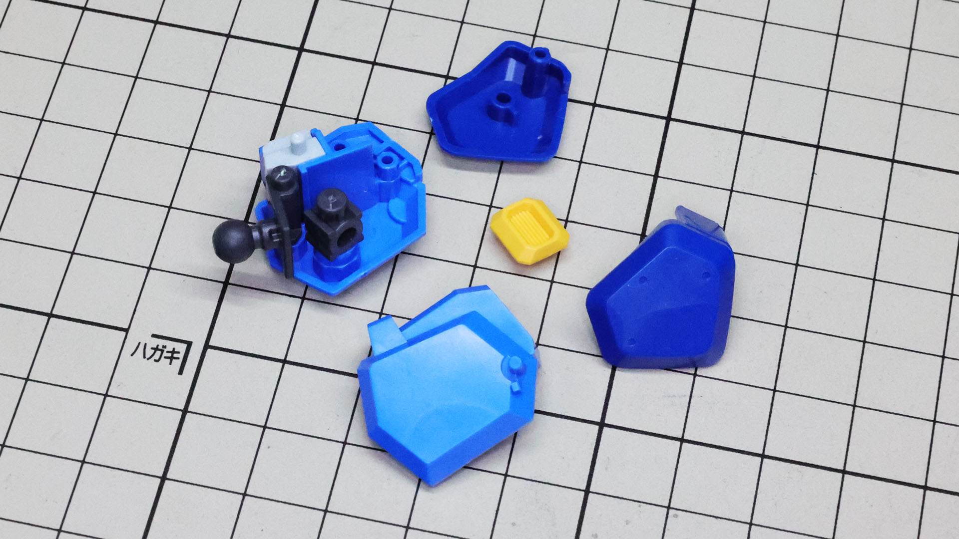 肩アーマーに胴体部との接続ボールジョイントなどを組み込みます