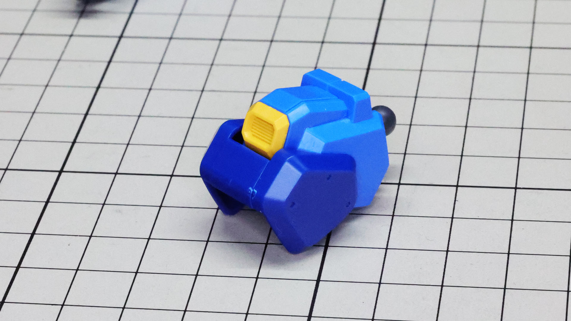 先端のイエローのパーツが肩アーマーのゲート跡を隠してくれる、嬉しい設計です。