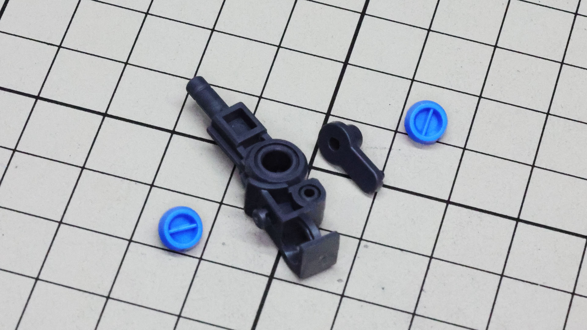 肘関節は二重構造です。同時にマルイチモールドのパーツも取り付けます