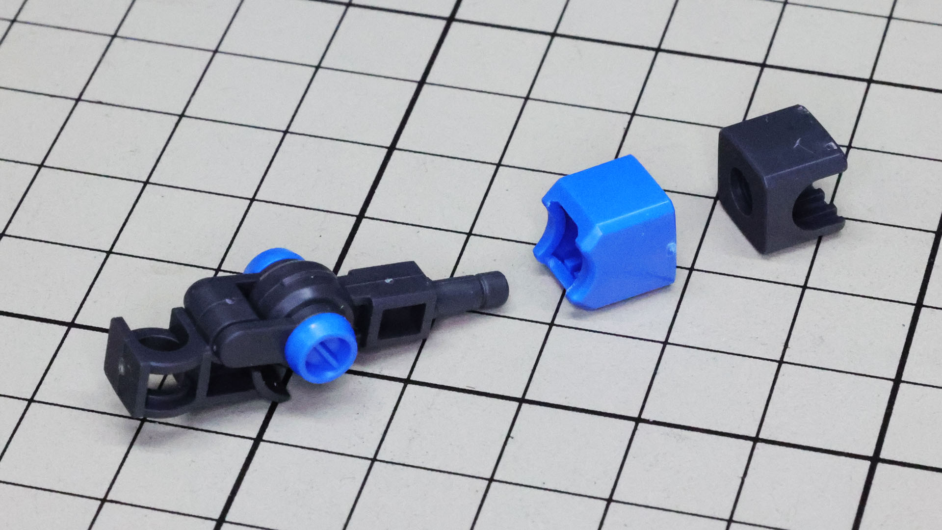 上腕と肩アーマーとの接続部はそれぞれ1パーツで設計されています