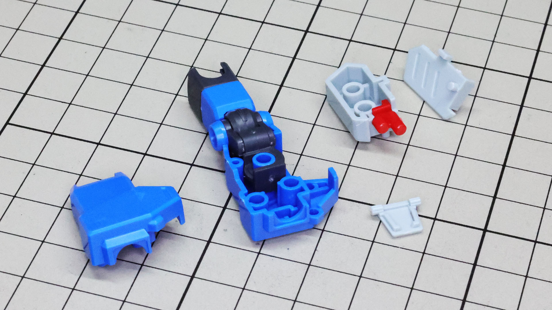 左腕の前腕には固定武装が装備されます