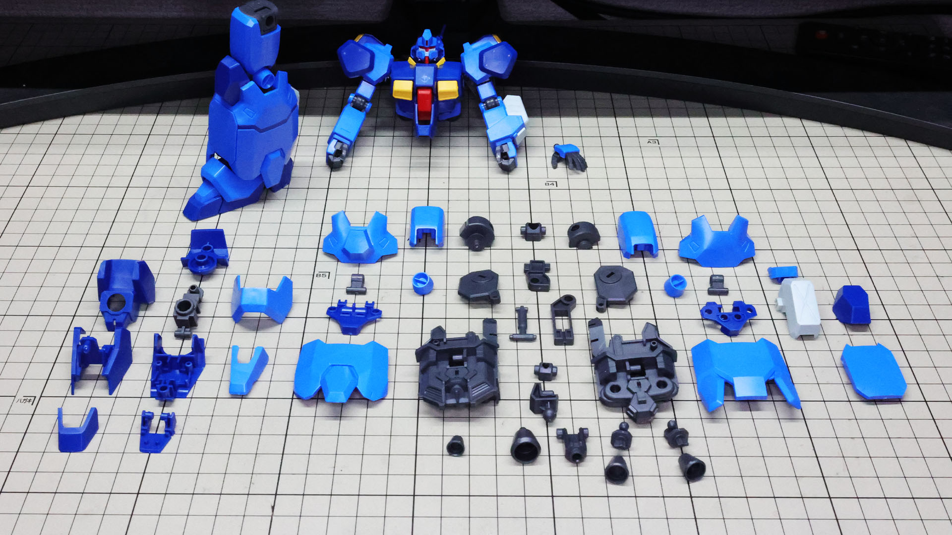 すごいパーツ数……これが片脚分です！左にソール、中央から右が脚部本体です