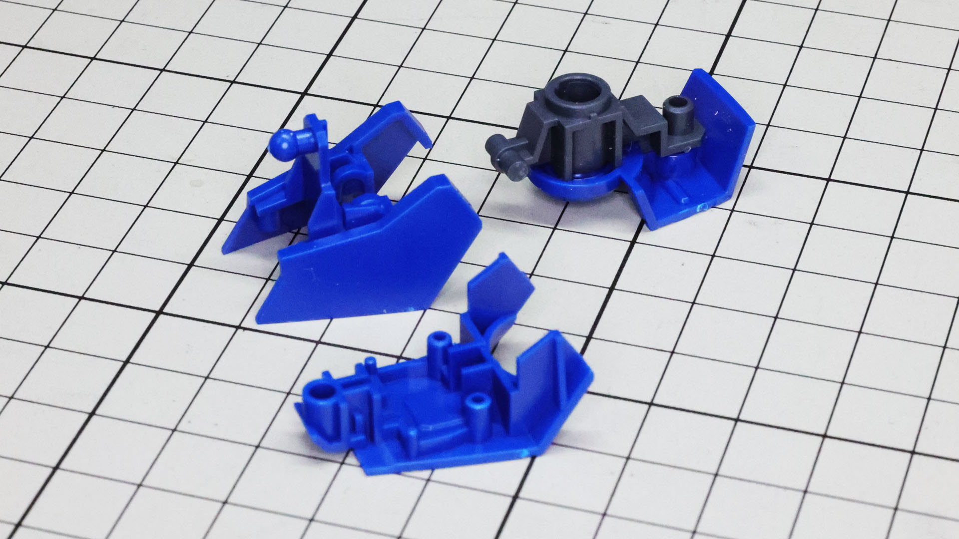 ソールから組んでいきます。ソールは前後に3分割されます