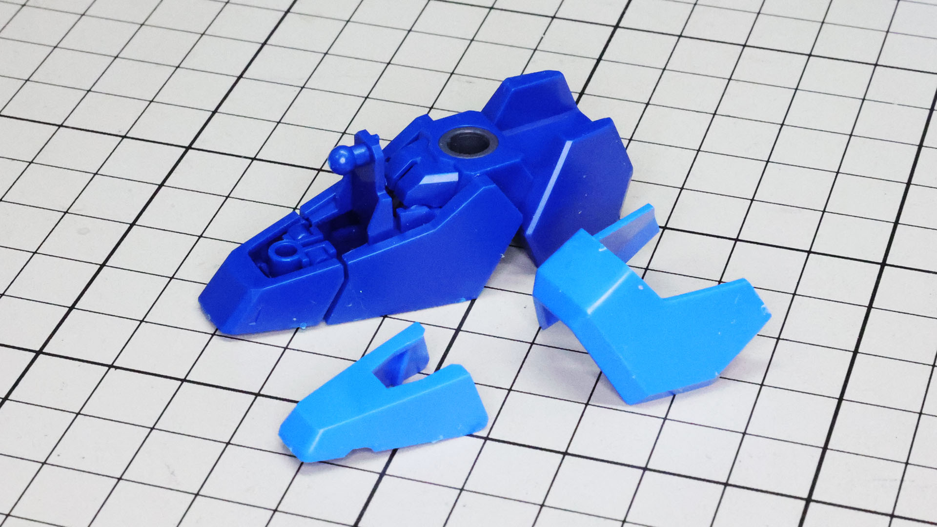 甲の部分とアンクルアーマーを取り付けます