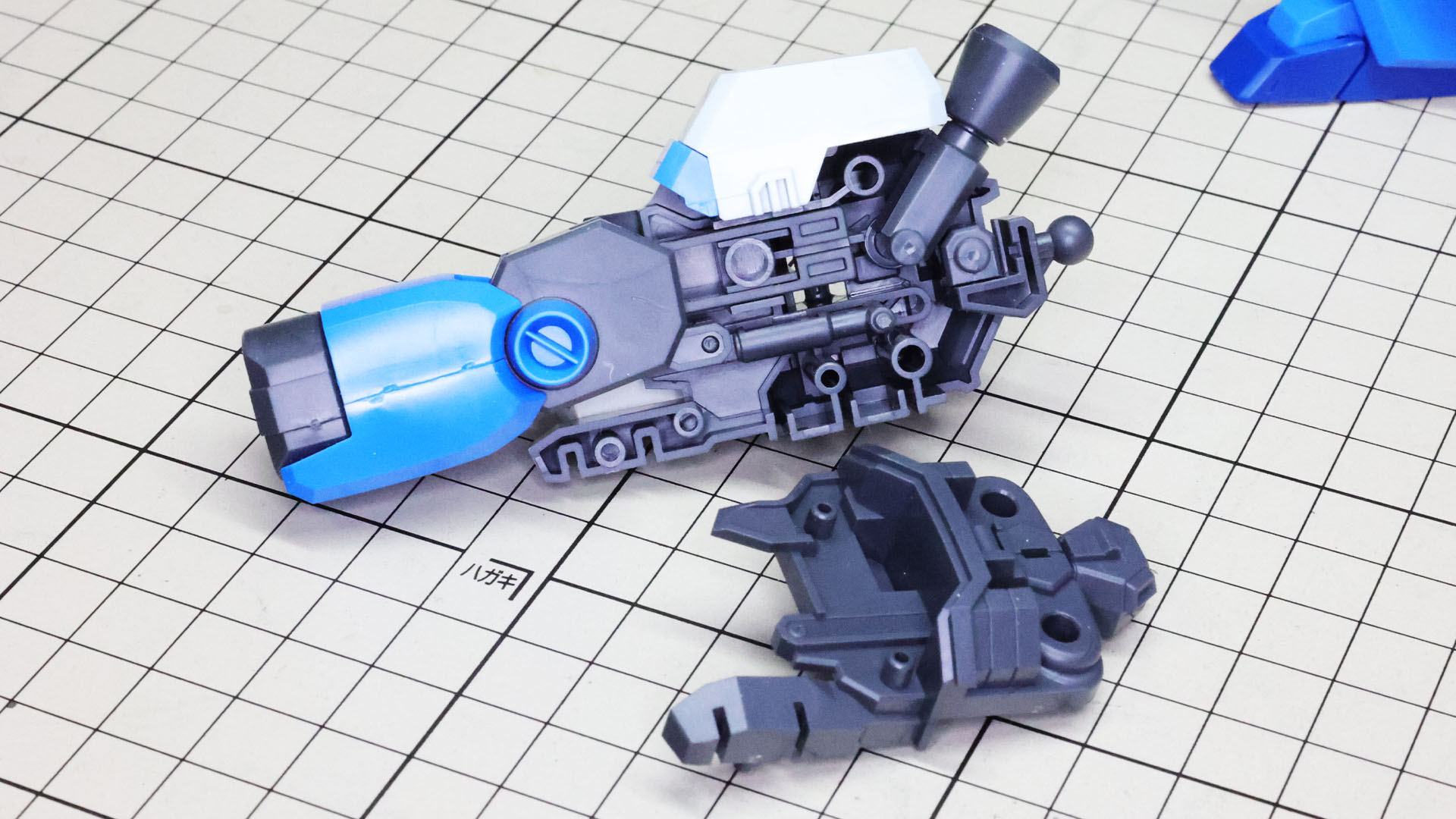 膝下の大きなメカフレームに各部を組み込んでいきます