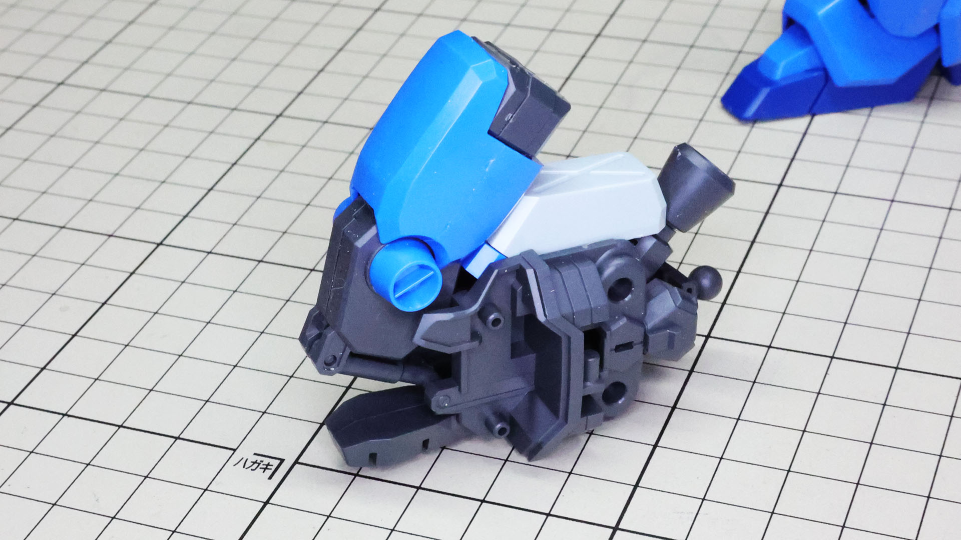 膝関節は引き出し式になっていて大きく動かせます！