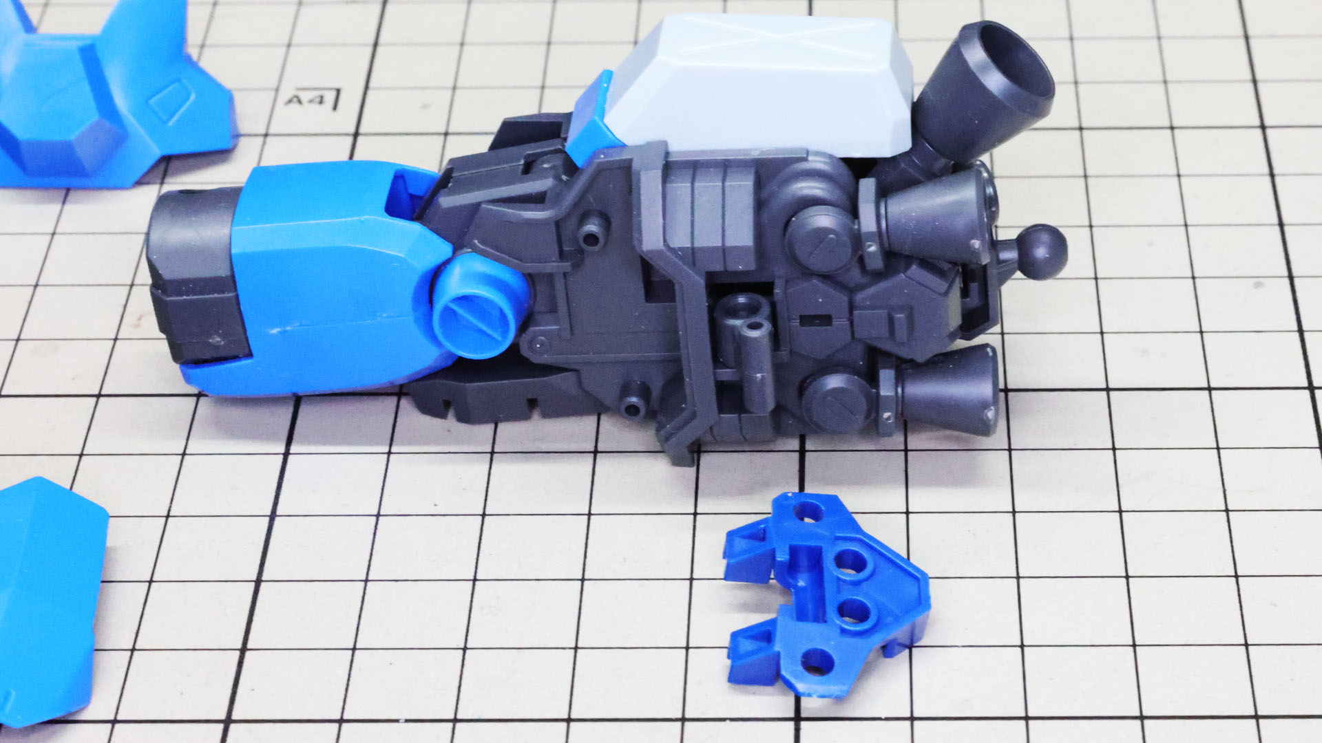 脛下側部の装甲は開閉できる構造になっています