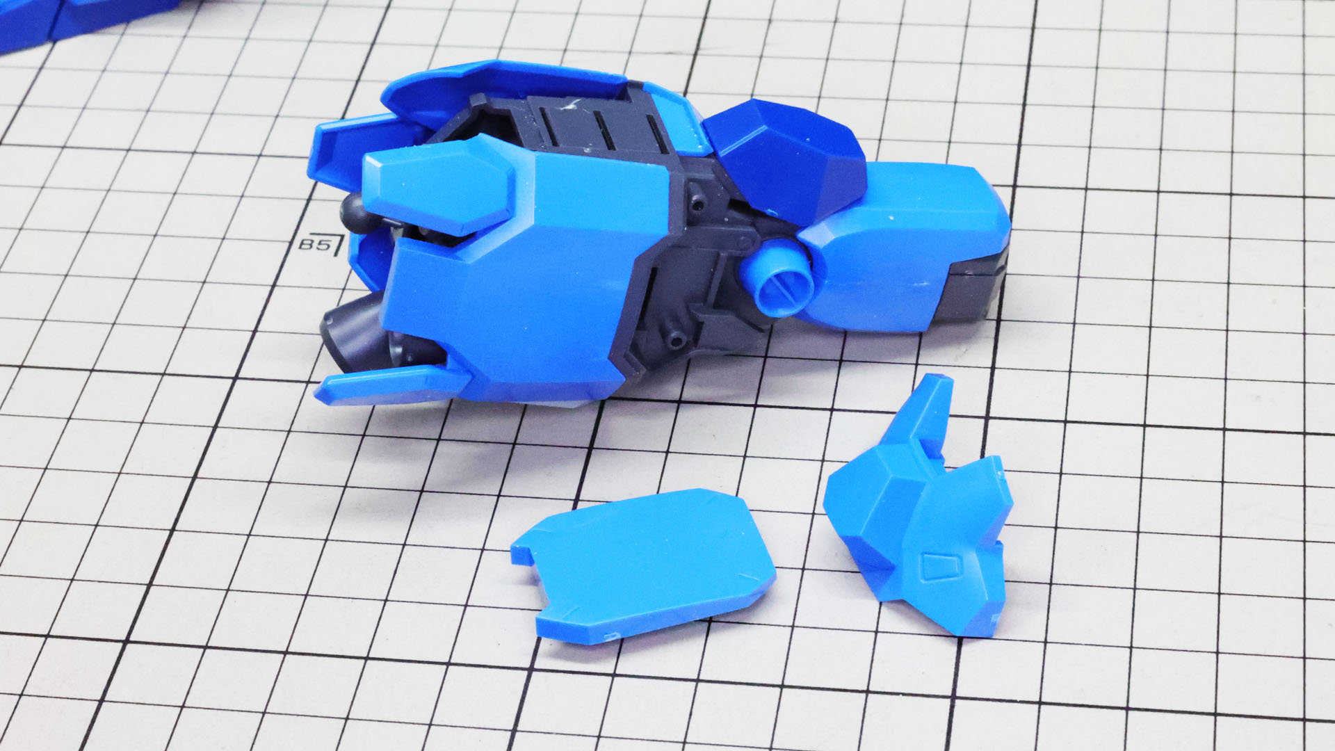 脛下の各装甲を取り付けていきます