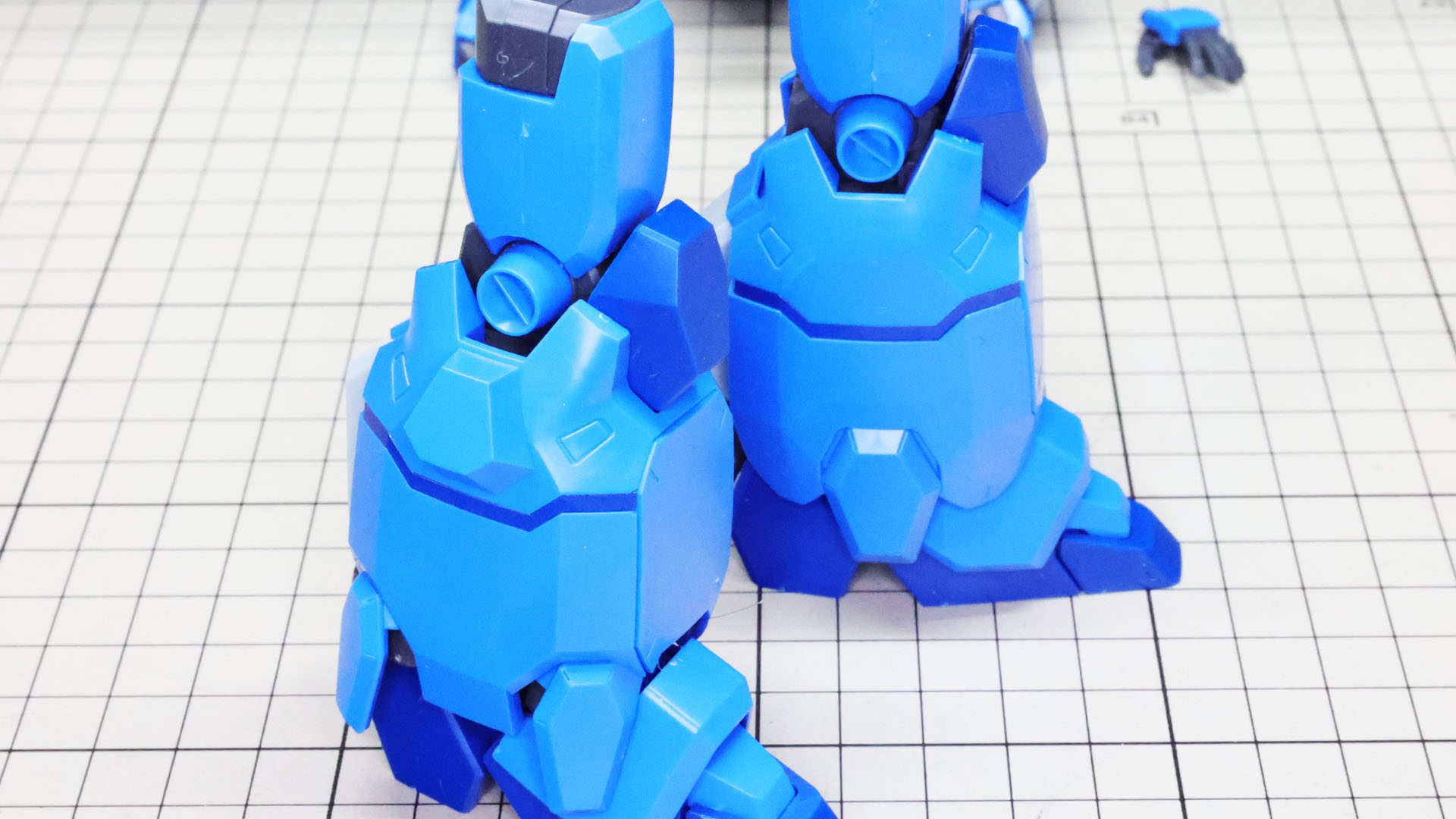 露出しているメカフレーム部にシールを貼ります