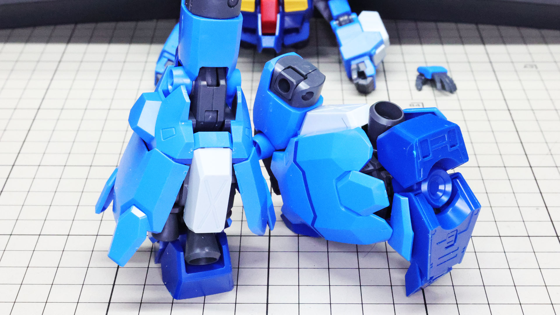 脛下側部の装甲が開きます。ソール裏にもノズルのディテールがあります