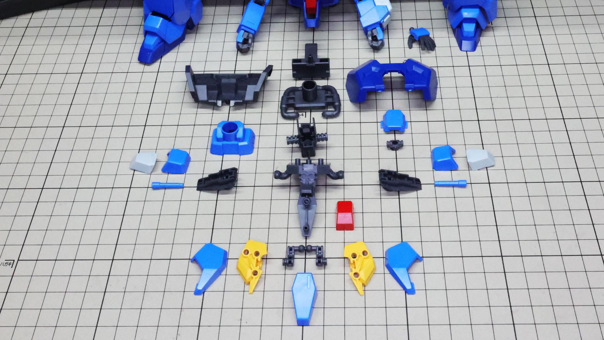 大きなメカフレームとカラー／ディテール再現のために細かくも大胆に分けられたパーツ群