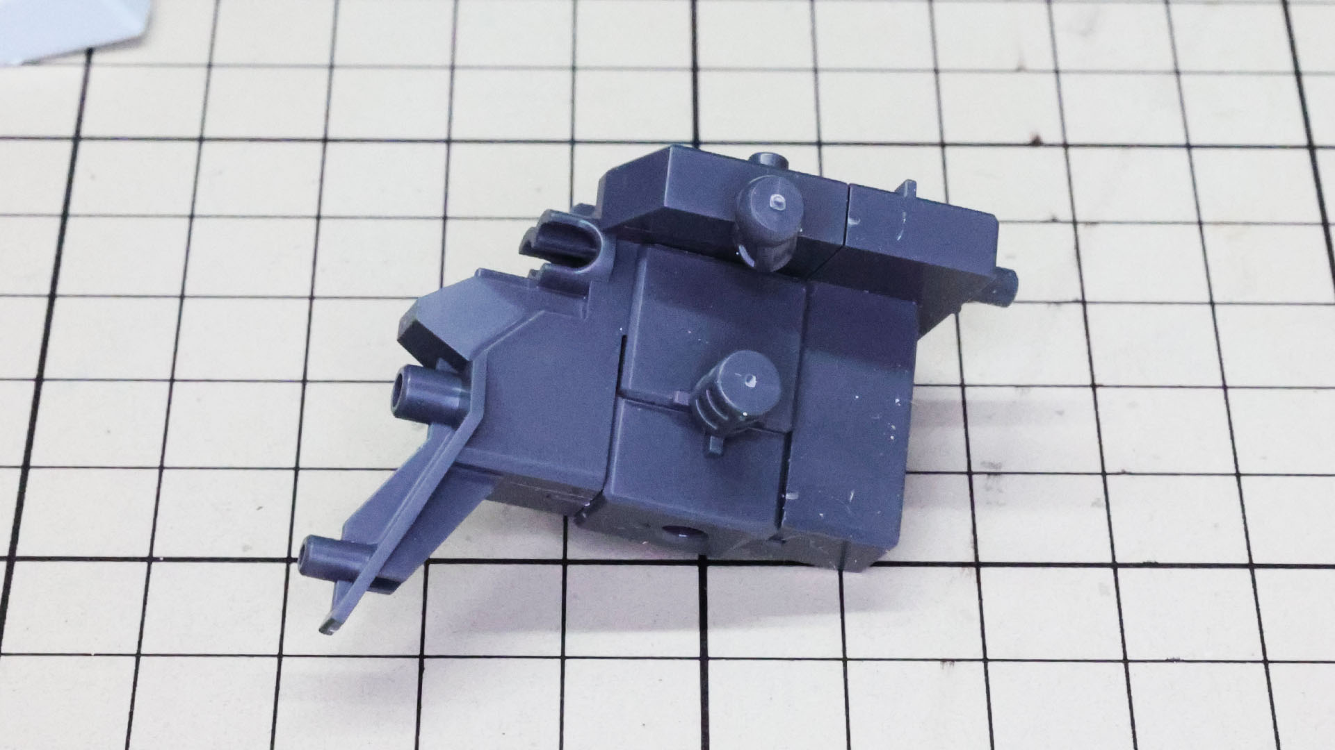 中心のメカフレームの脚部接続部は……