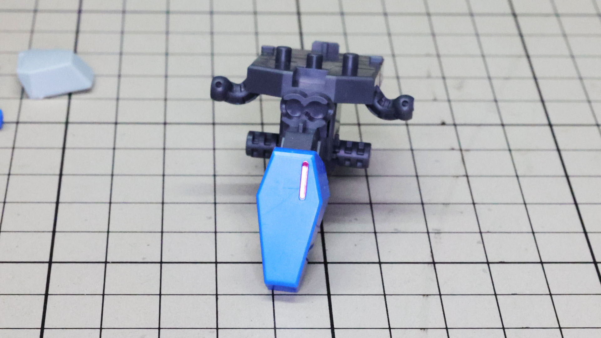 前側の加飾装甲にはシールでのディテーリングが行われます