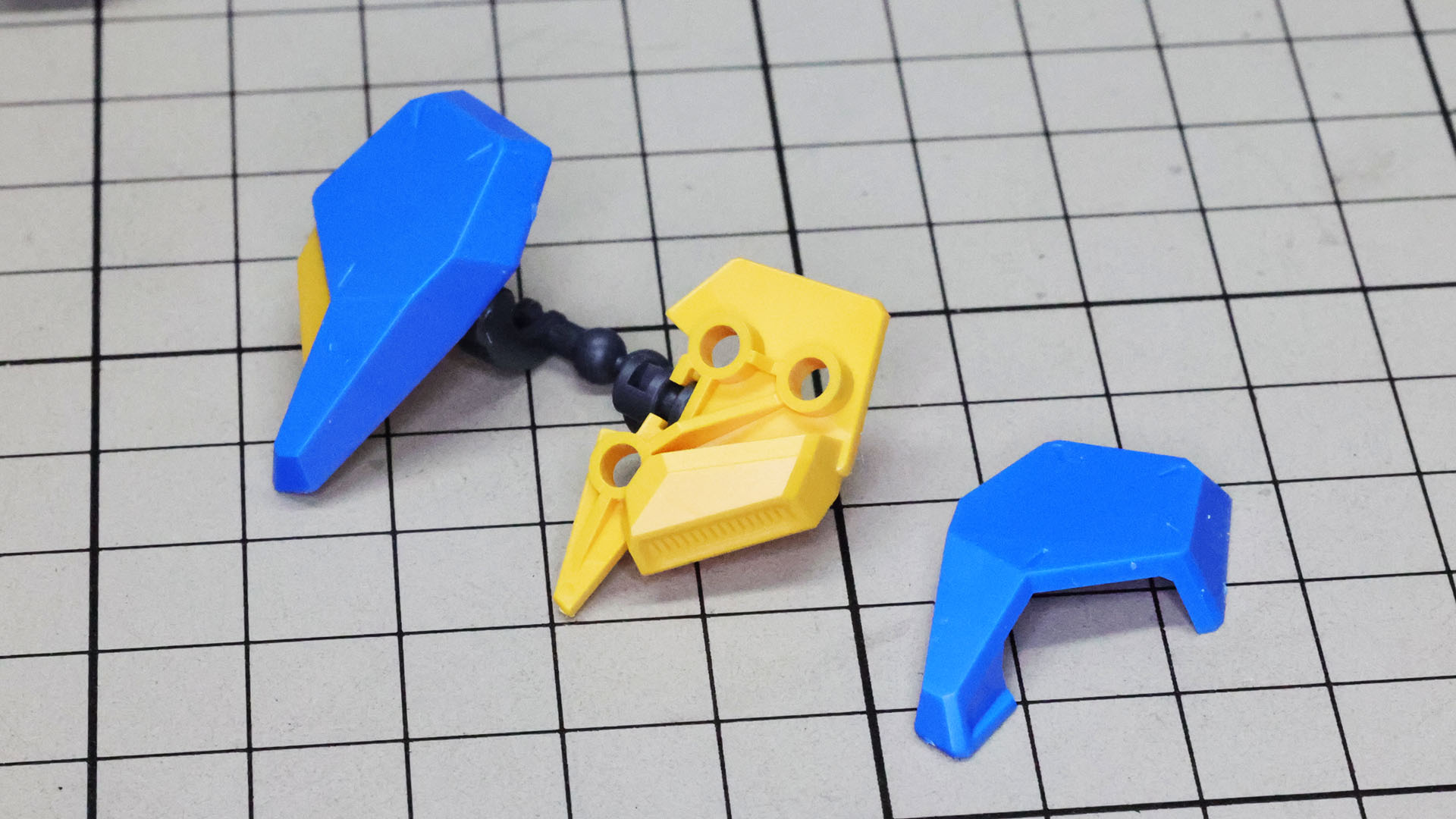 フロントアーマーには加飾も兼ねたパーツで可動部を表現します