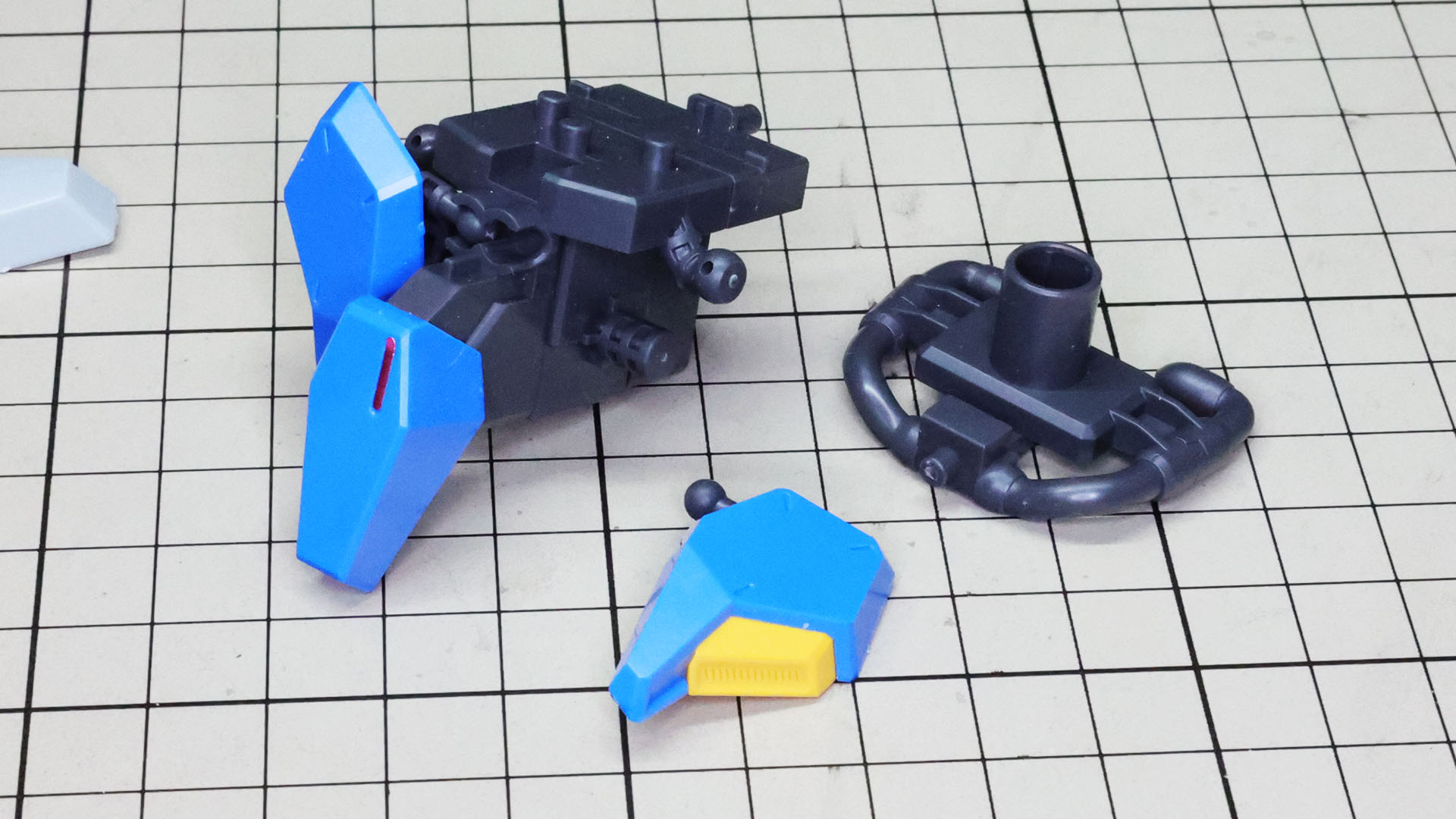 HGフォーマットでフロントアーマーは左右分割できます