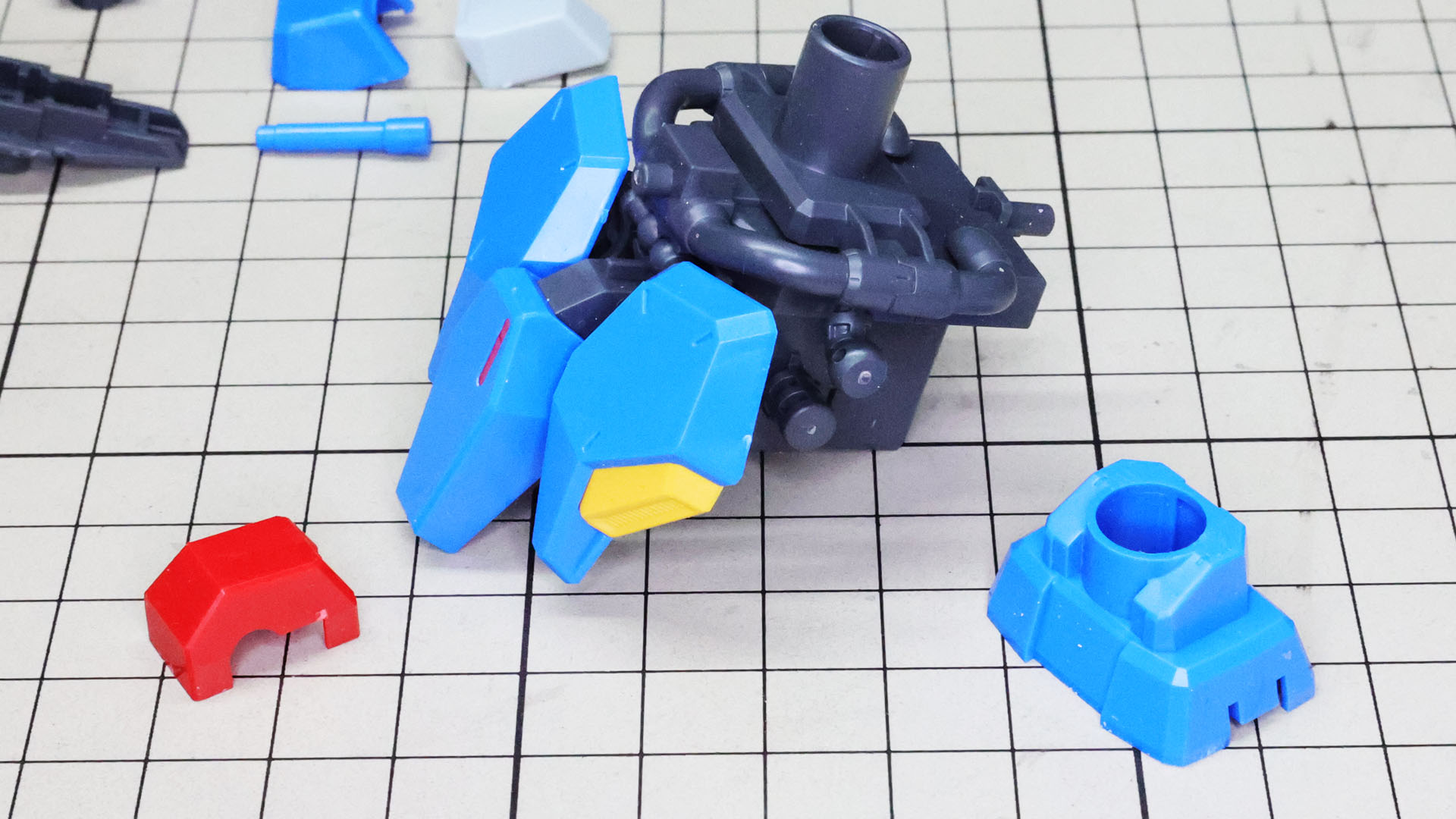 フロントの加飾部、上半身との接続に使われる腹部のパーツを取り付けます