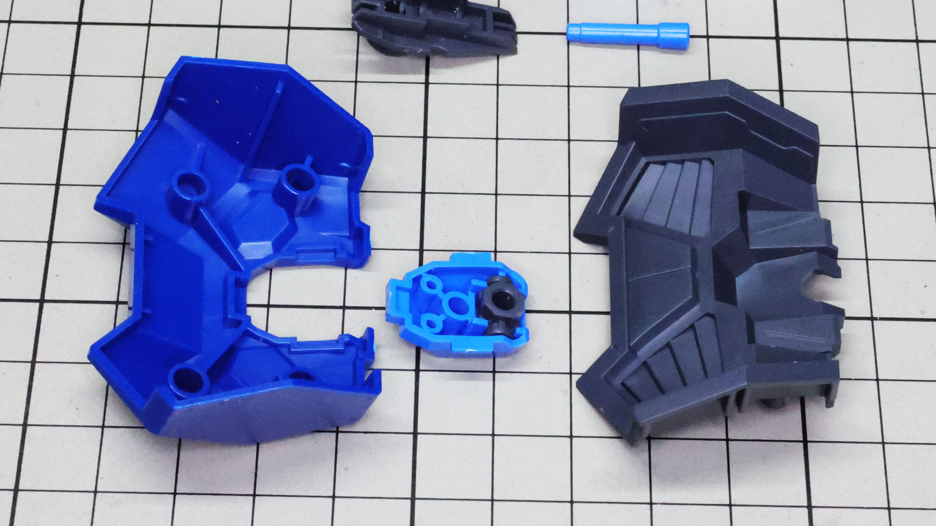 リアアーマーは大きなメカフレームと装甲パーツで実現されます