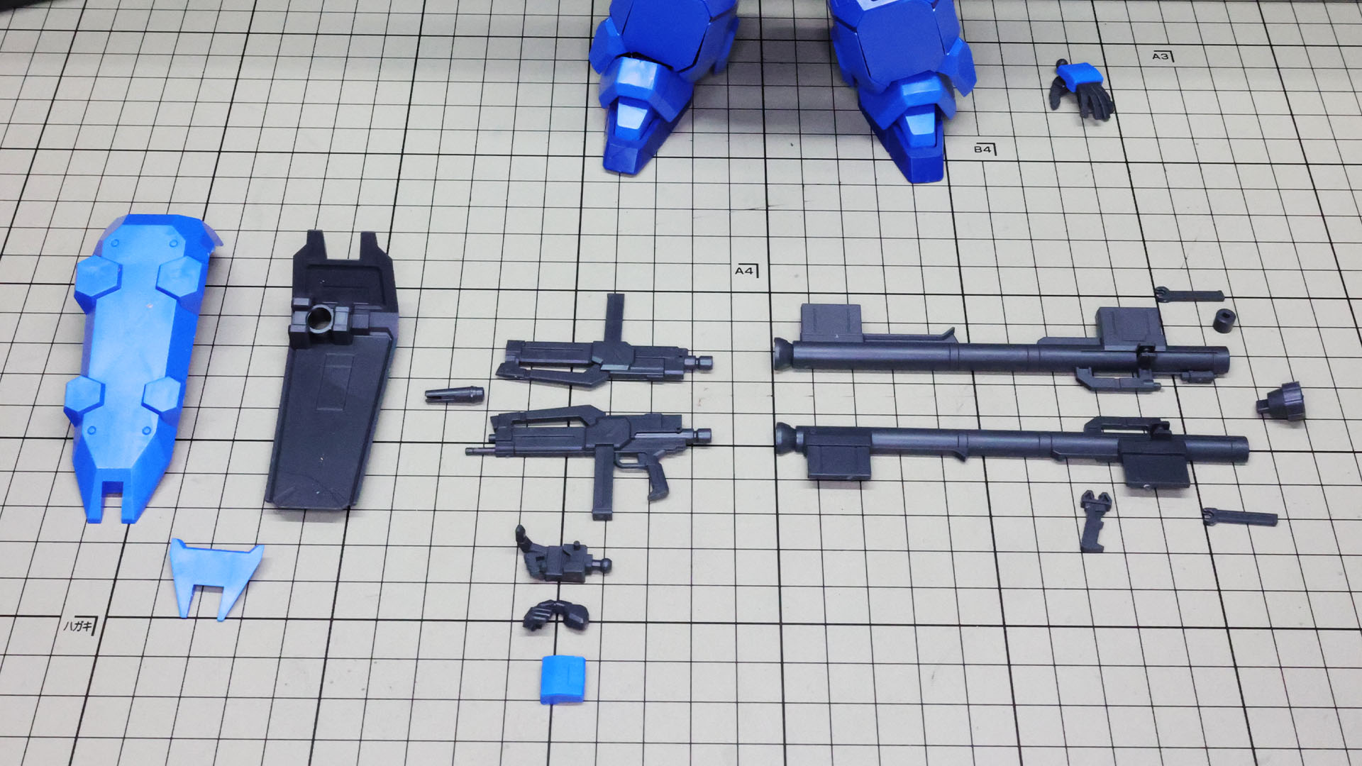 左からシールド、ビーム・ライフル、バズーカのパーツ群です
