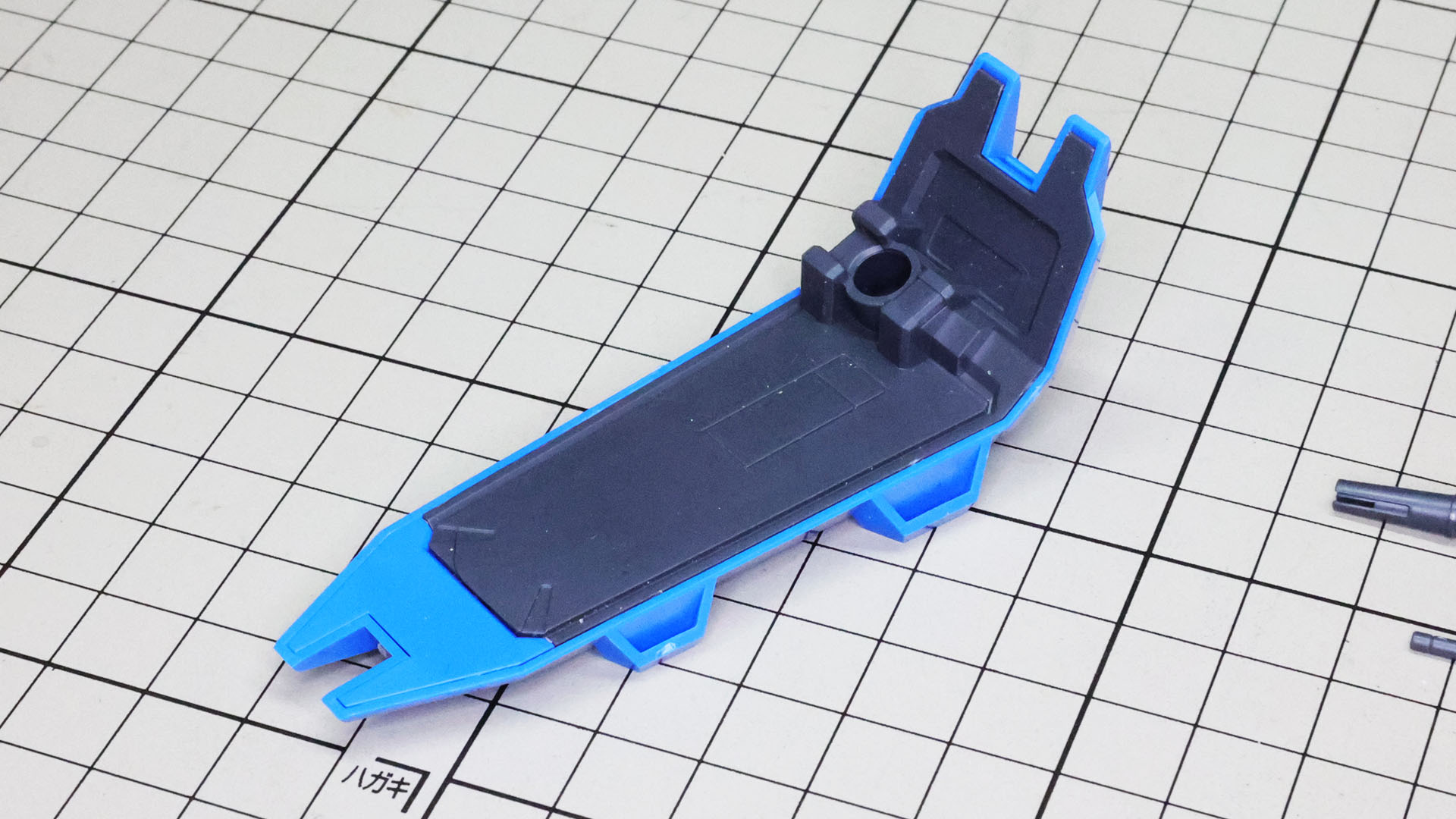 シールドはパーツの合わさり方をよく見て押し込んでいきます