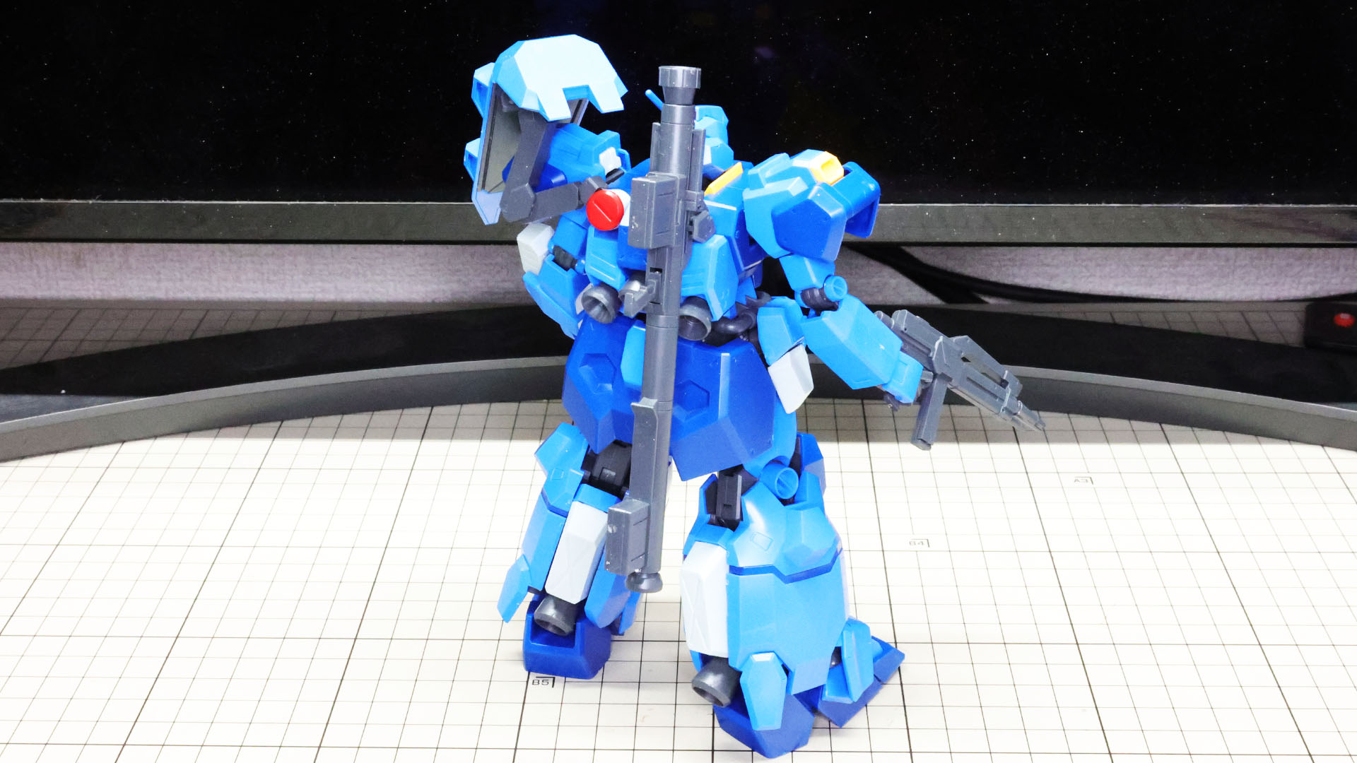 バズーカ、ビーム・ライフルはバックパック部に懸架できます