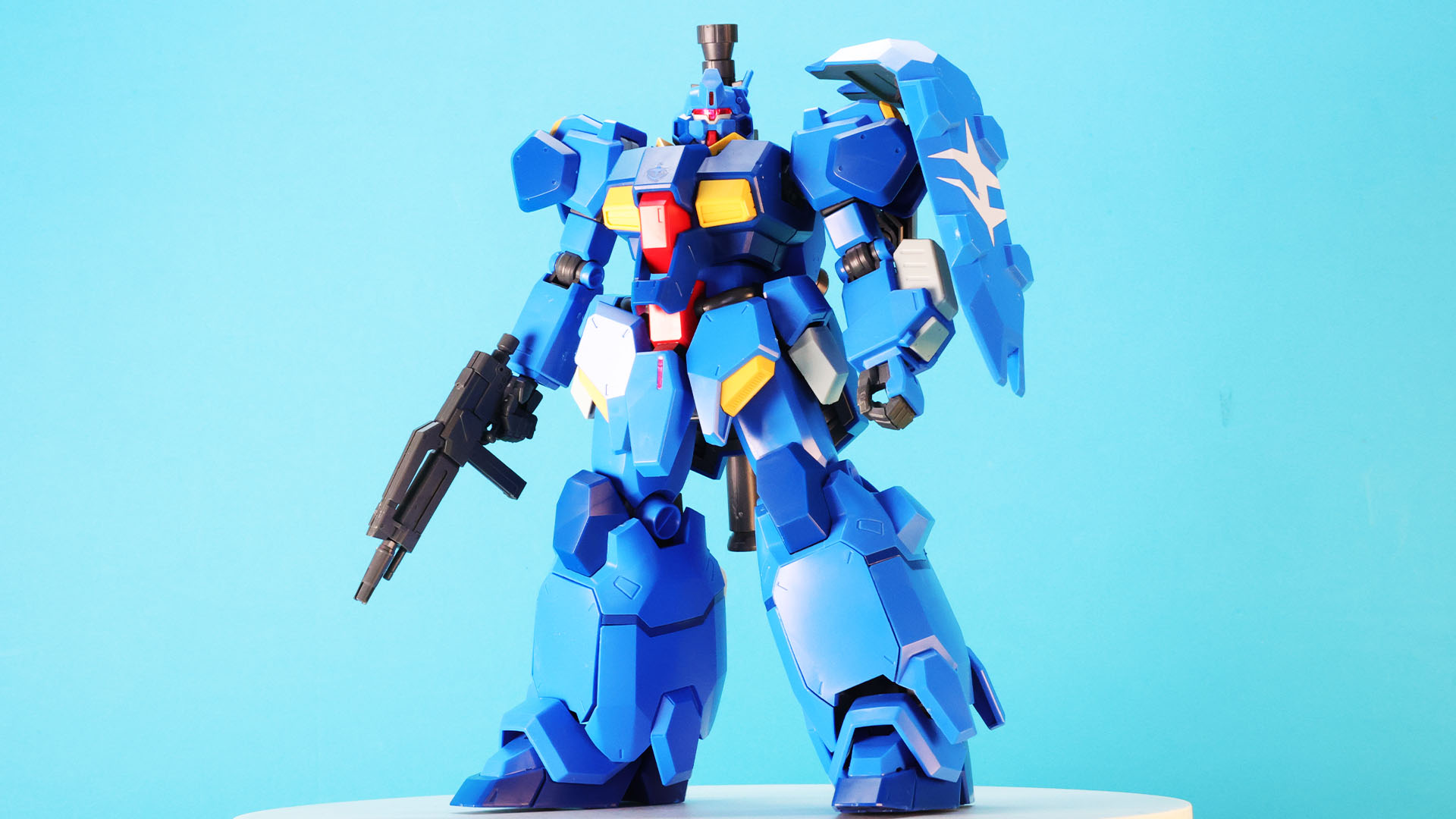 迫力ある量産型モビルスーツのシルエットを表現しています