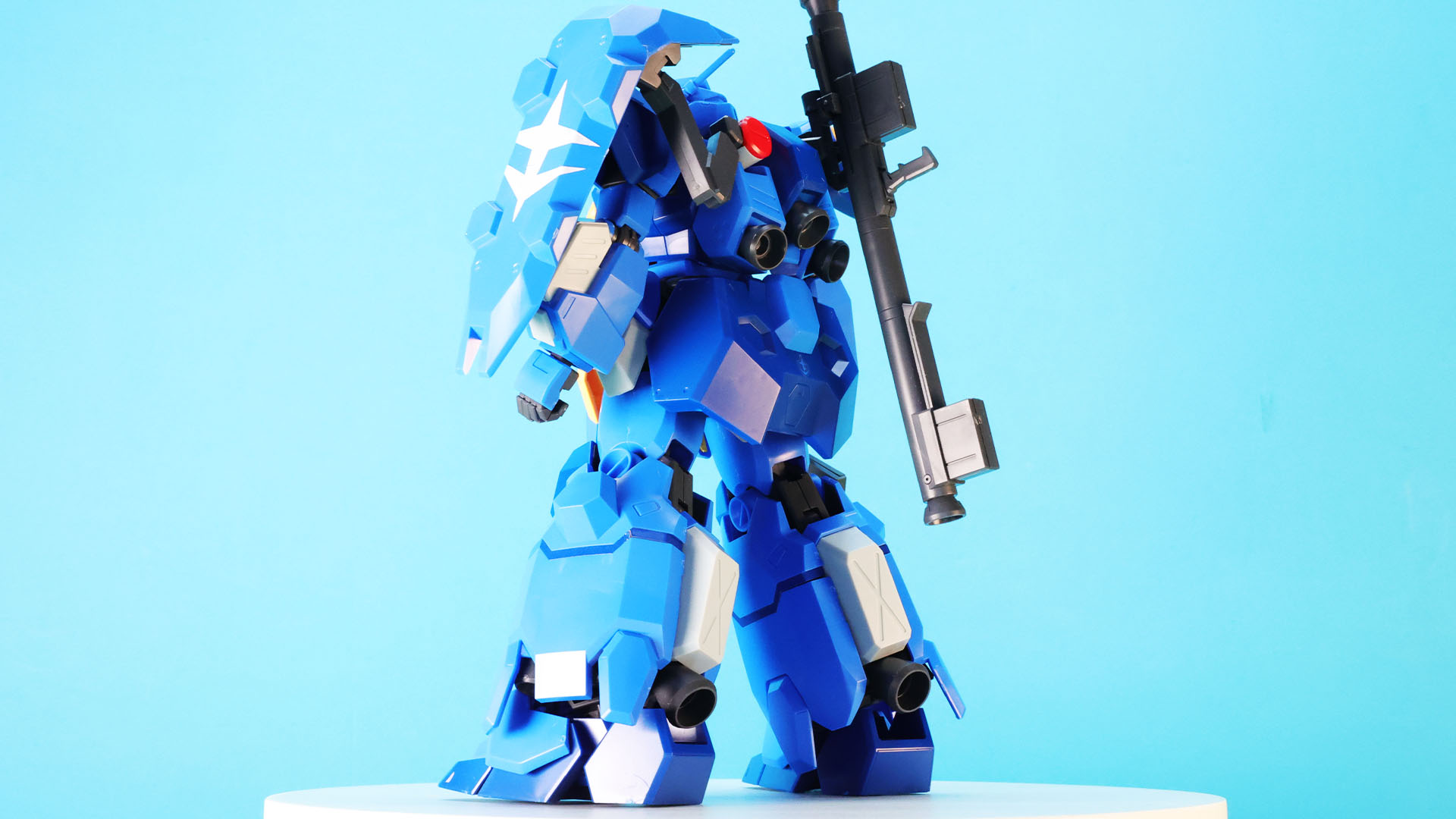 脛下側部の装甲を開いてみました。さらにシルエットが拡大してかっこいい！