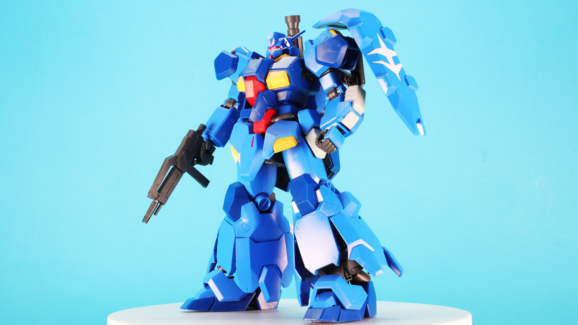 脛下側部の装甲を開いてみました。さらにシルエットが拡大してかっこいい！