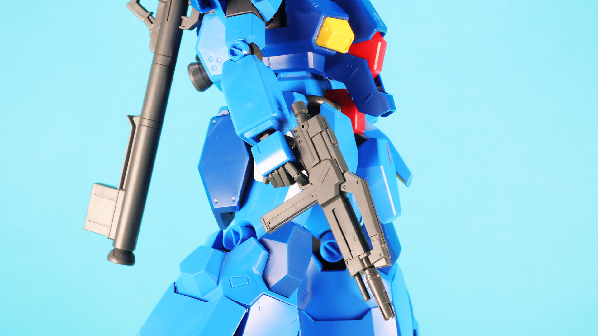 ビーム・ライフルの専用ハンドは右手のみですが、バズーカはトリガーガードがないので両手に持たせられます