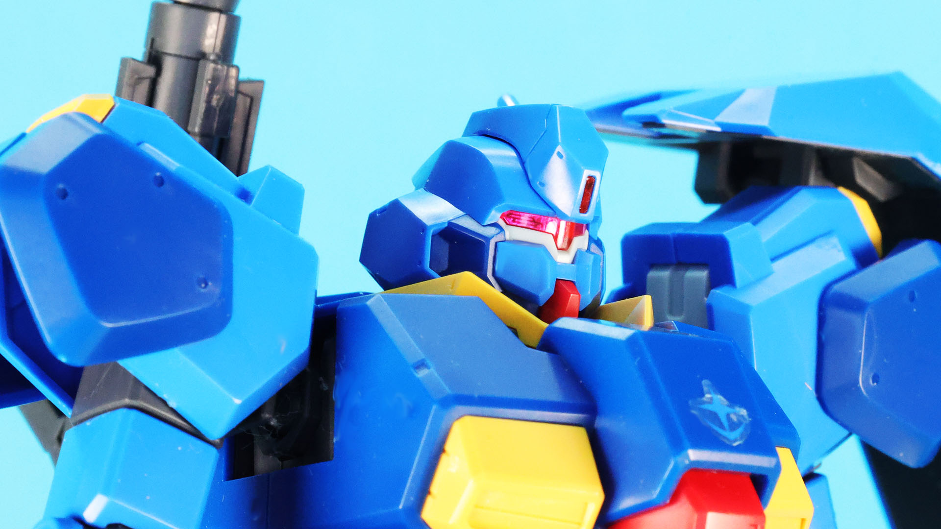 頭部はクリアーパーツの奥にセンサーディテールのシールがのぞきます