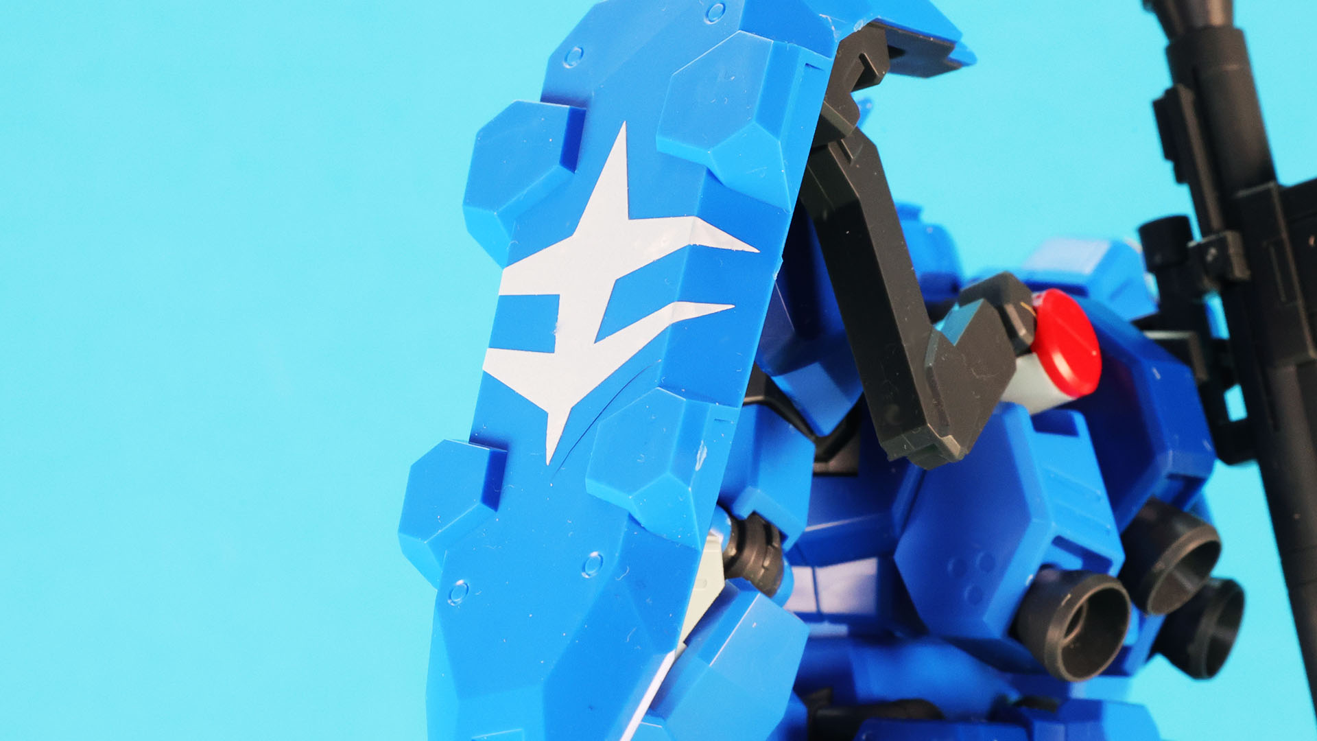 手に持たないシールドはアームで接続され、地球連邦軍のマークが入ります