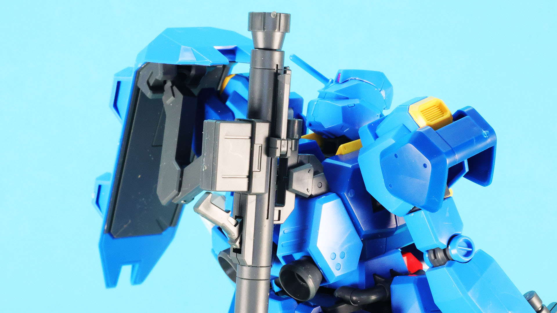 バズーカやビーム・ライフルはバックパックに懸架できます