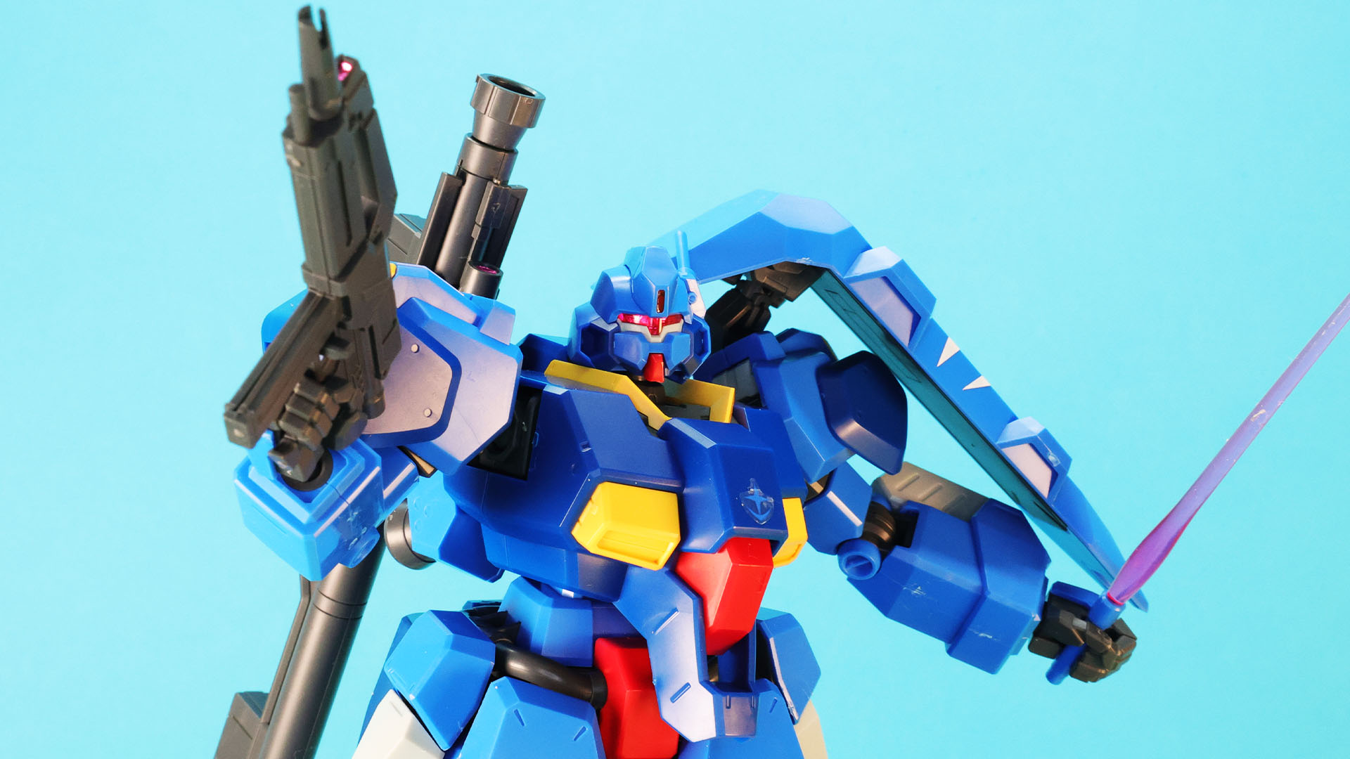 ハンドにはビーム・サーベルを持たせられます