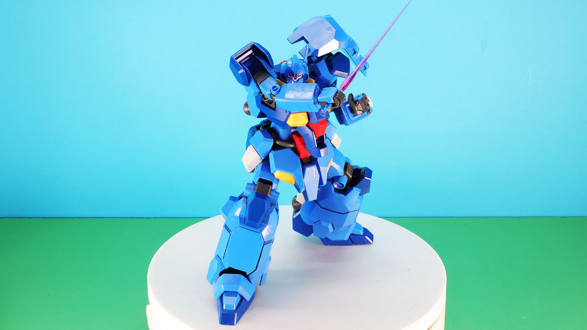 肩関節の柔軟な動きで躍動感あるポーズができます