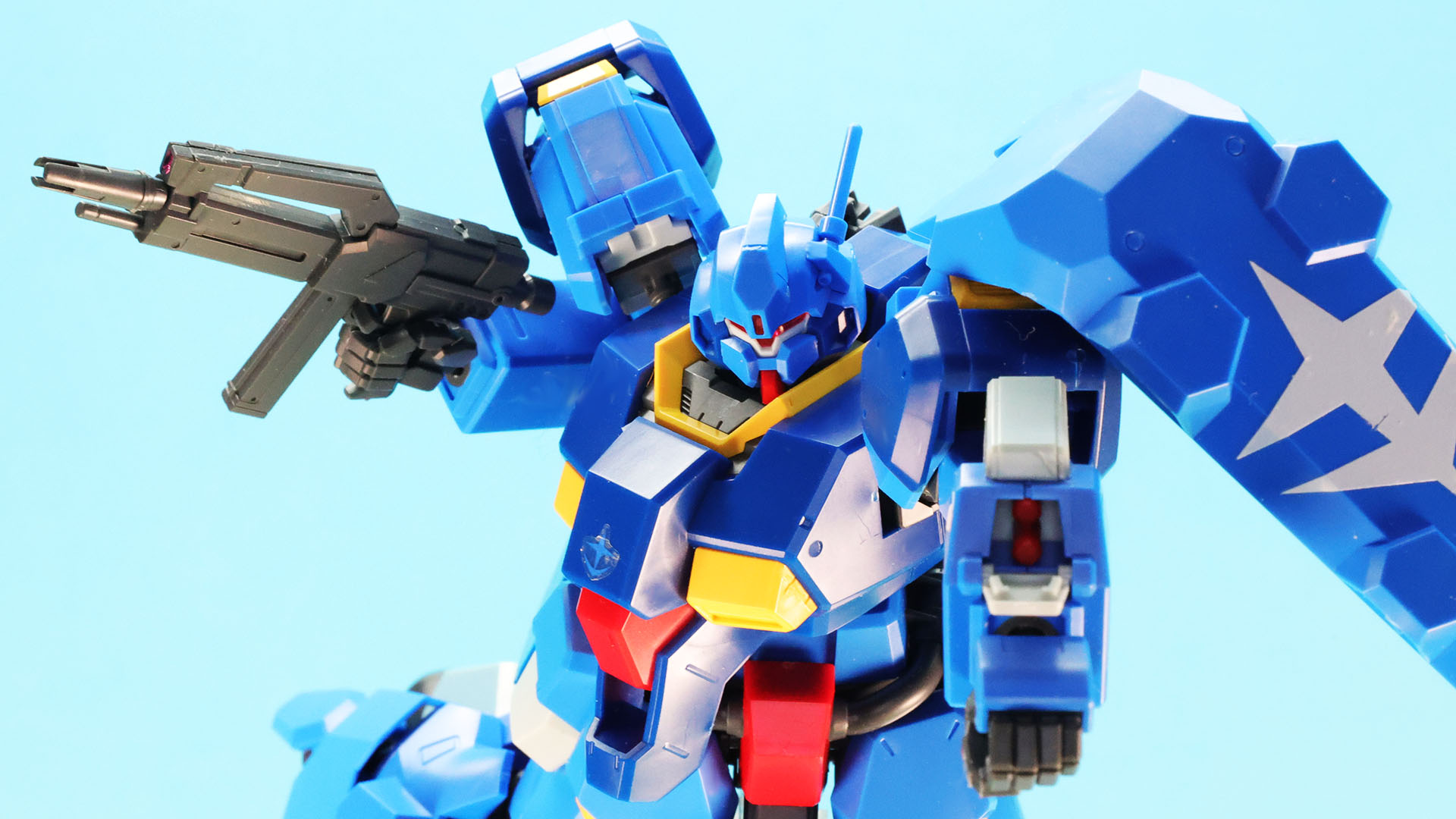 左腕の前腕にはランチャーを搭載しています