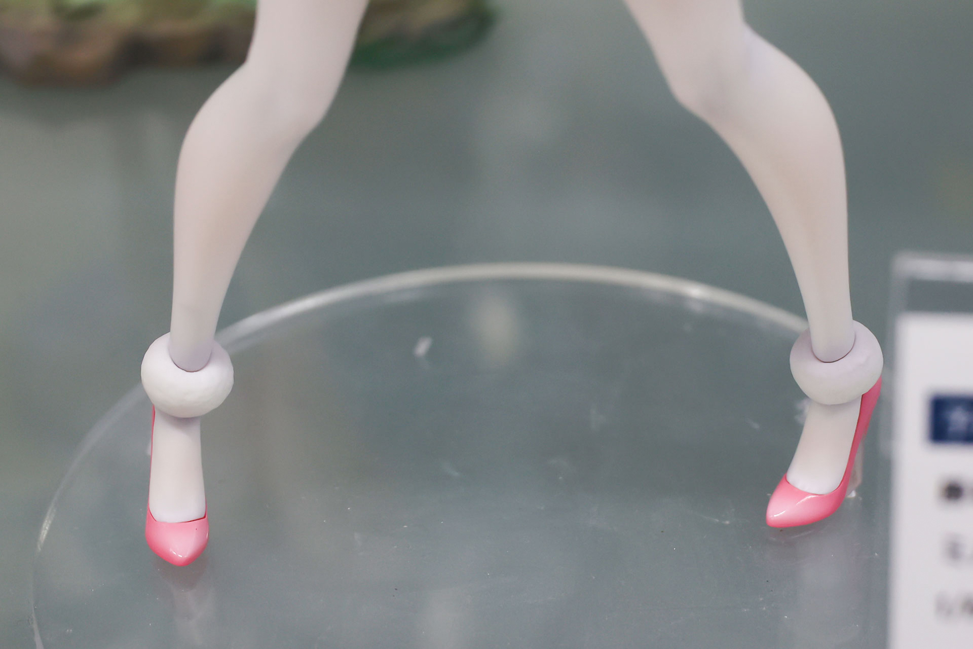 足元も衣装に合わせてピンクのパンプスを履いている