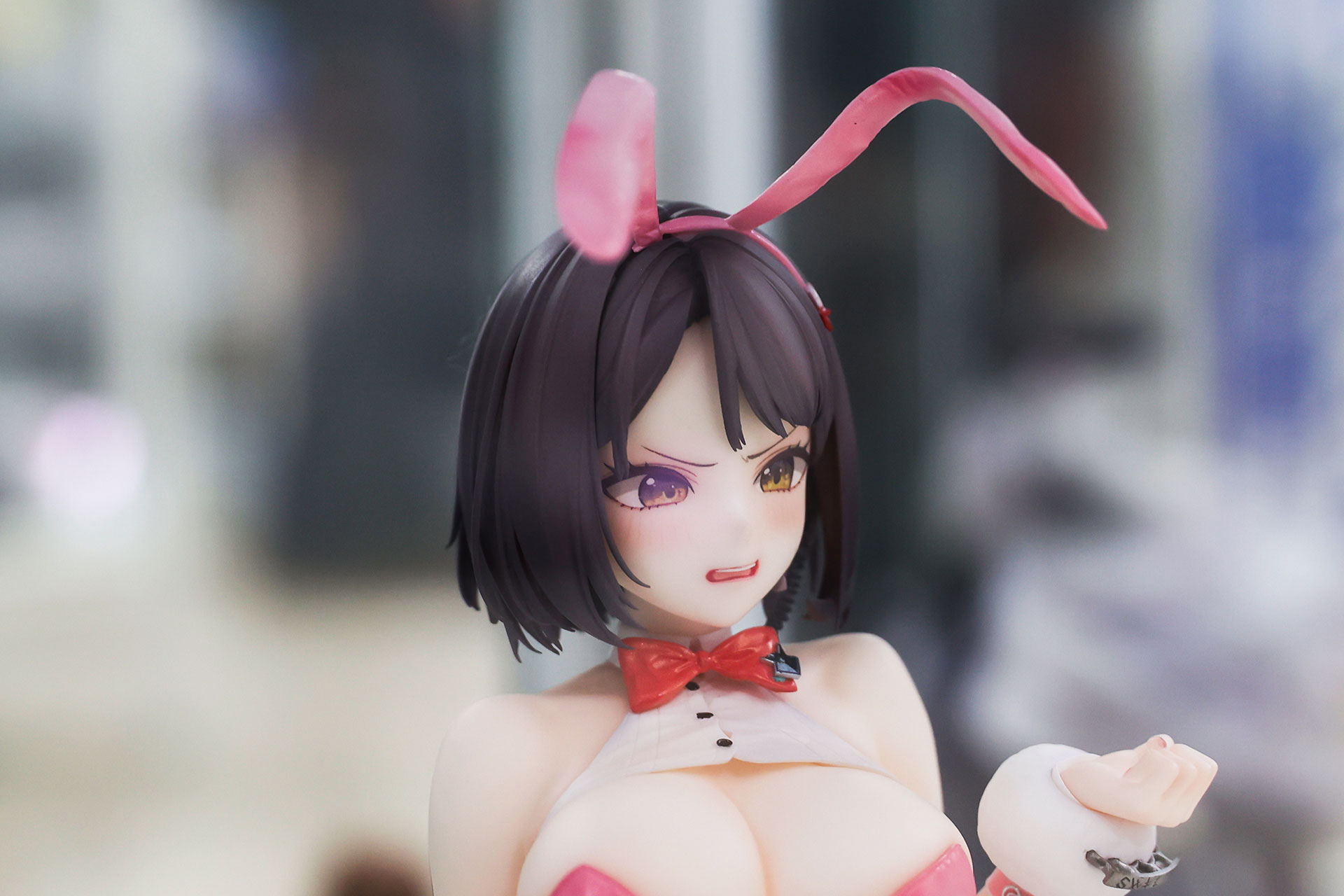 複雑なショートの髪型もうまくまとめられている