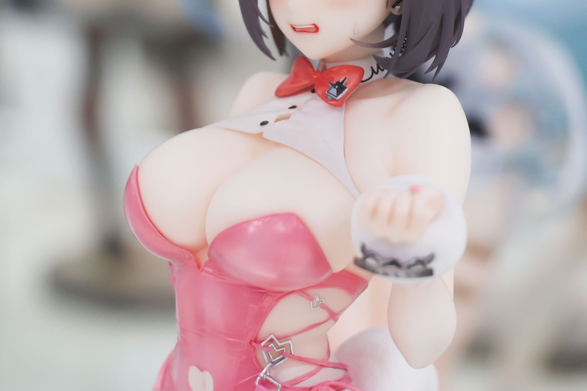 脇腹の辺りは紐状になっているところがユニークだ