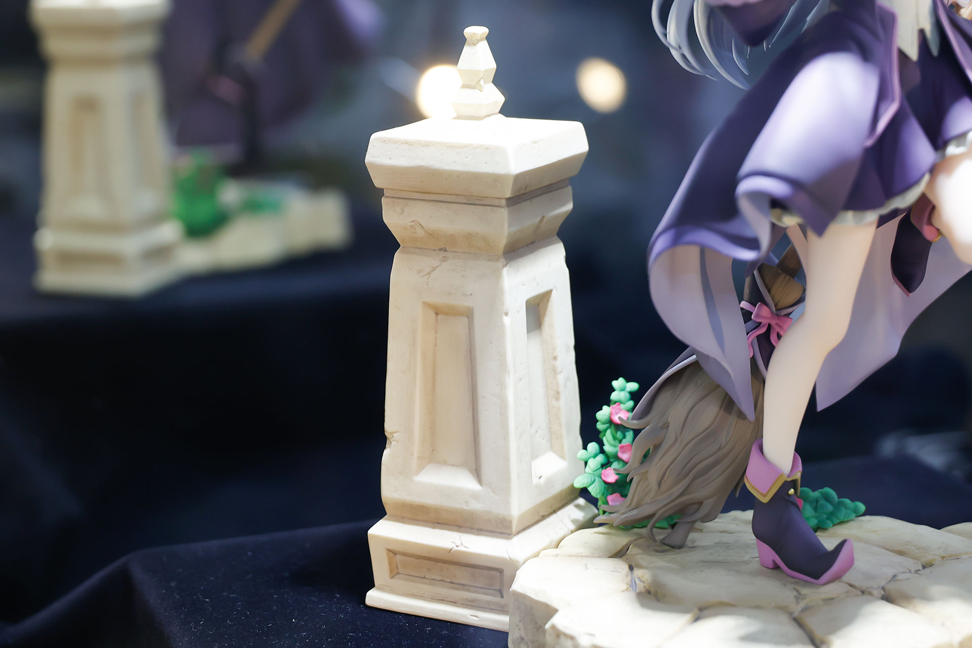 付属の台座も見事な出来映えだ