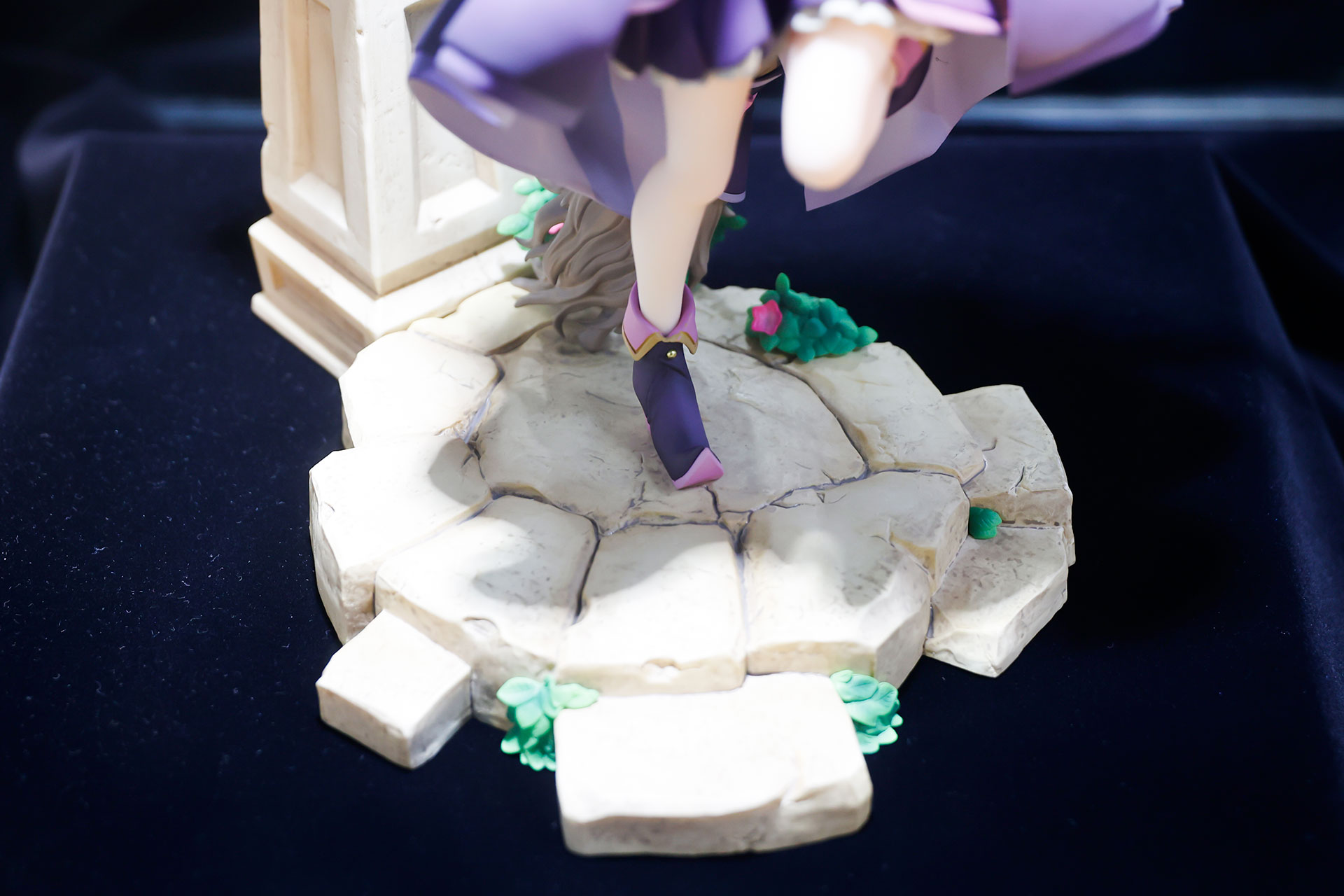 石畳の合間から雑草が生えている