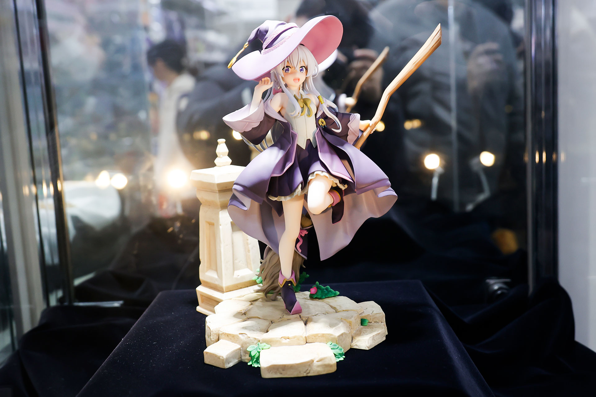 フィギュアの素材はPVCとABS、鉄、磁石で、帽子部分を含む全高は約245mm