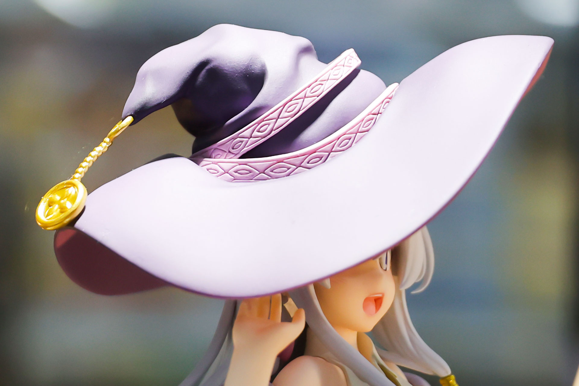 帽子にゴールドのアクセサリーが付けられている