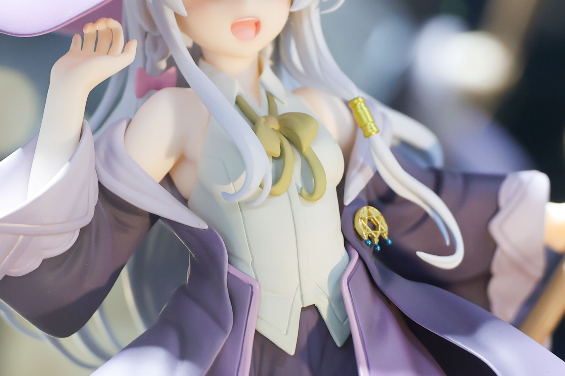 コートは肩が見える様子で着崩しており、白いシャツはスマートな見た目になっている