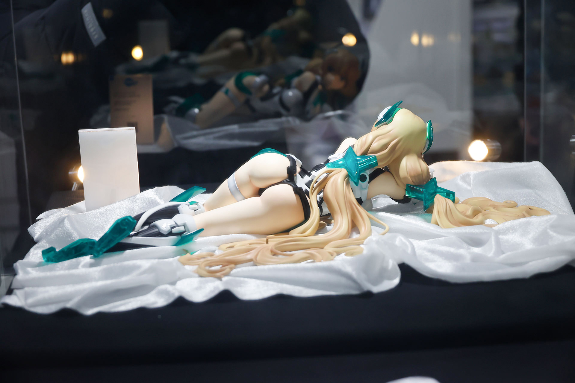 こちらはケースの鏡に映った背中側だ