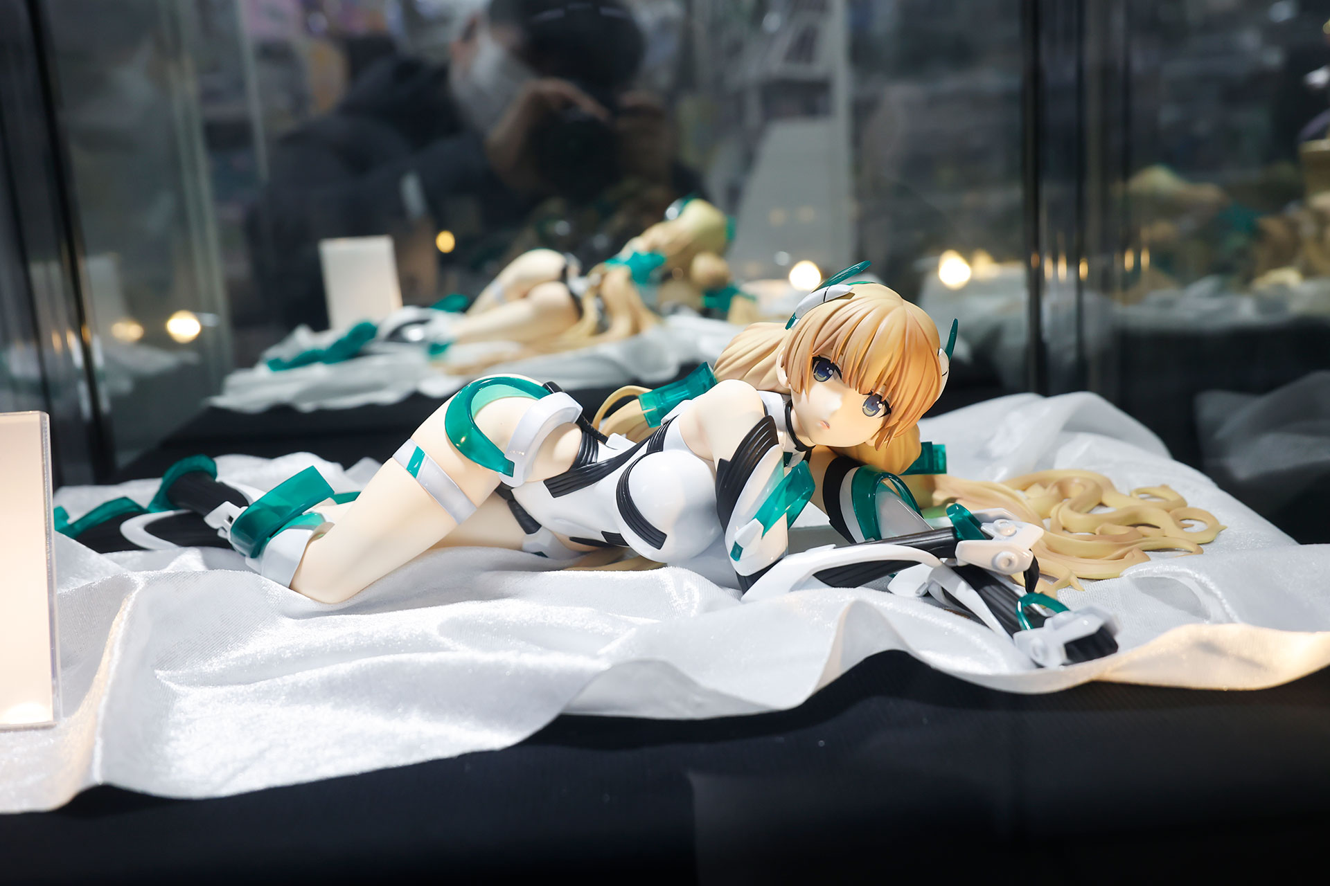 フィギュアの素材はPVCで、全長は約480mmだ