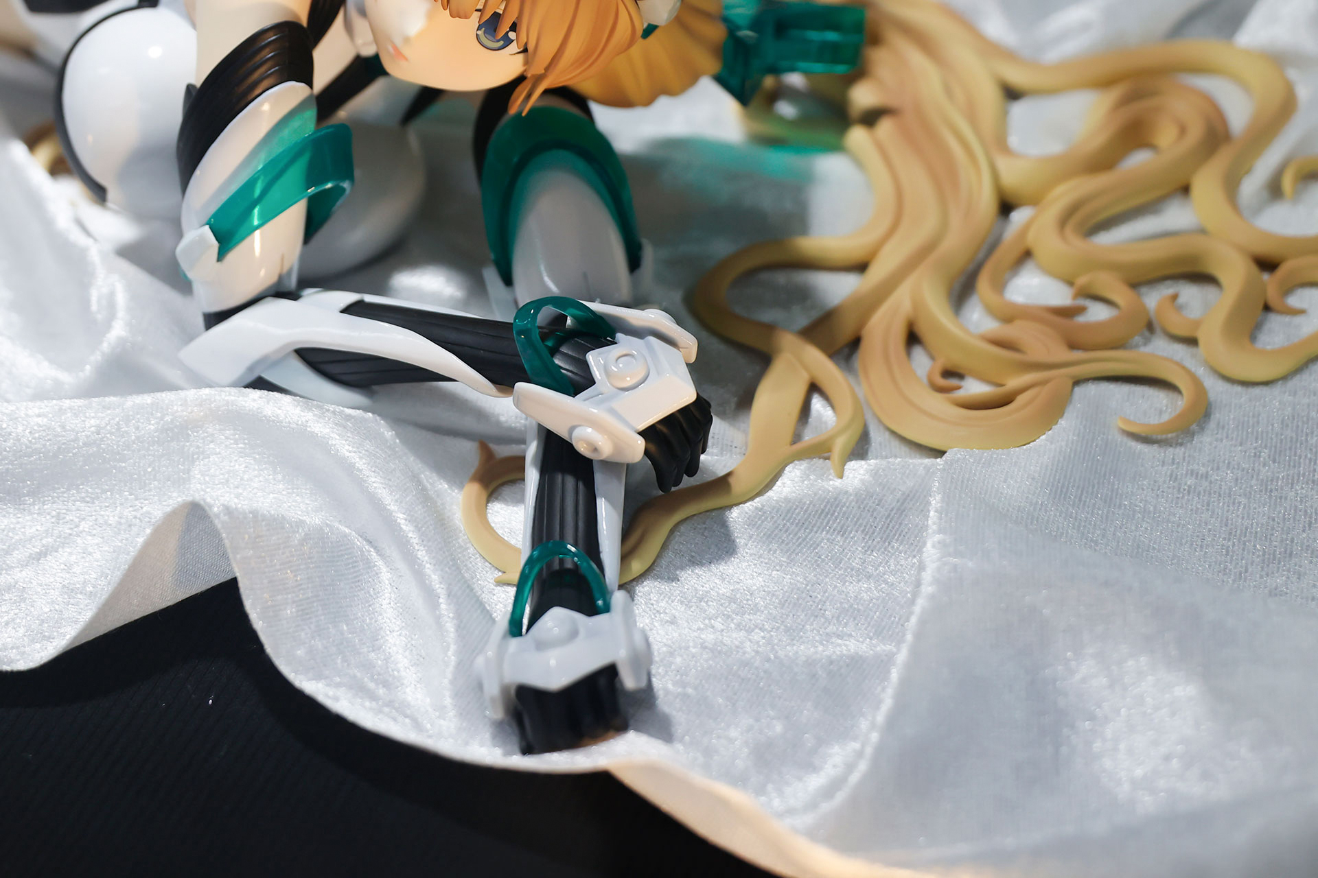 長い髪が床に広がっている